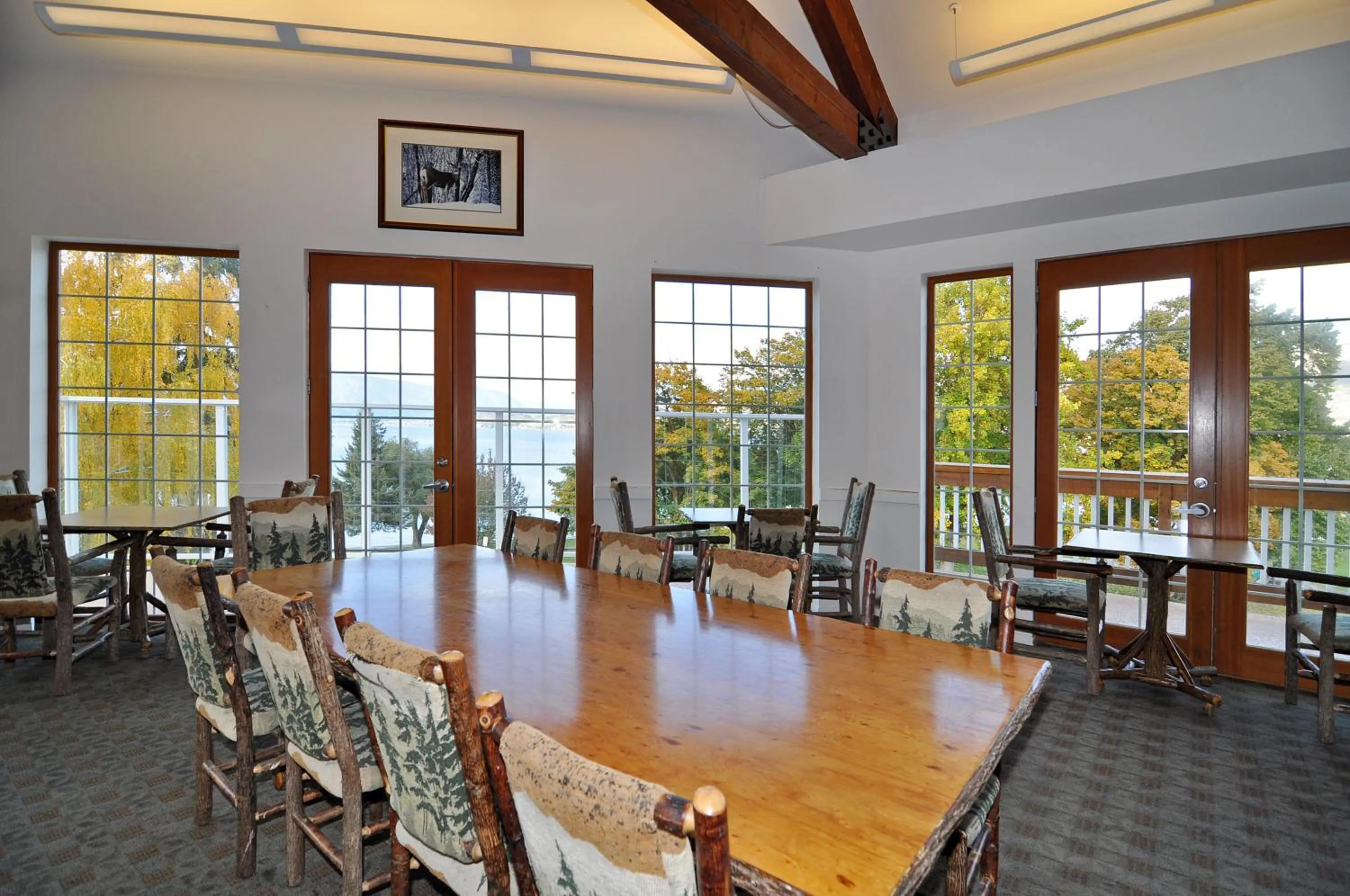 Restaurant/places to eat in Lakeside Lodge and Suites