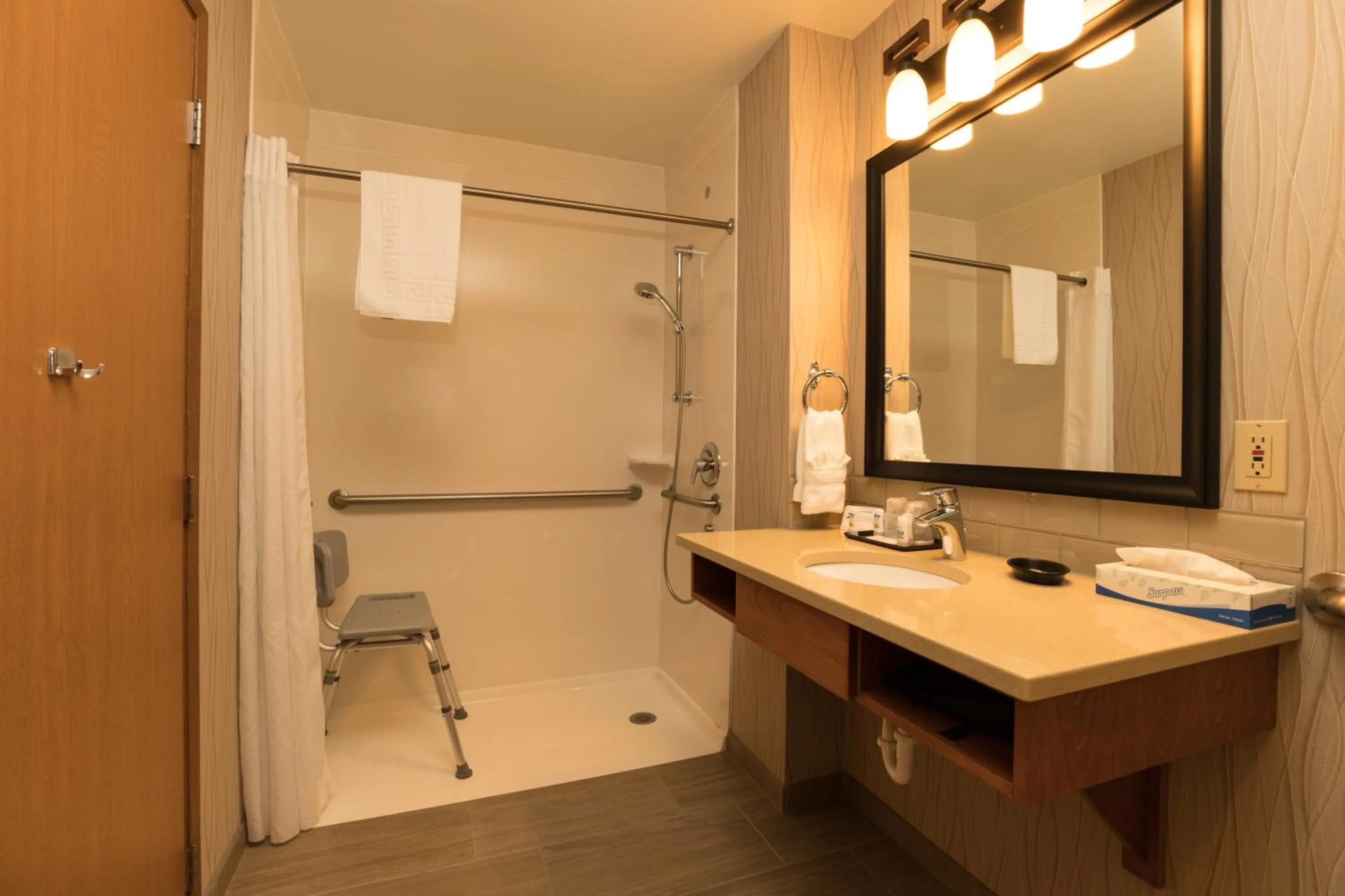 Bathroom in Lakeside Lodge and Suites