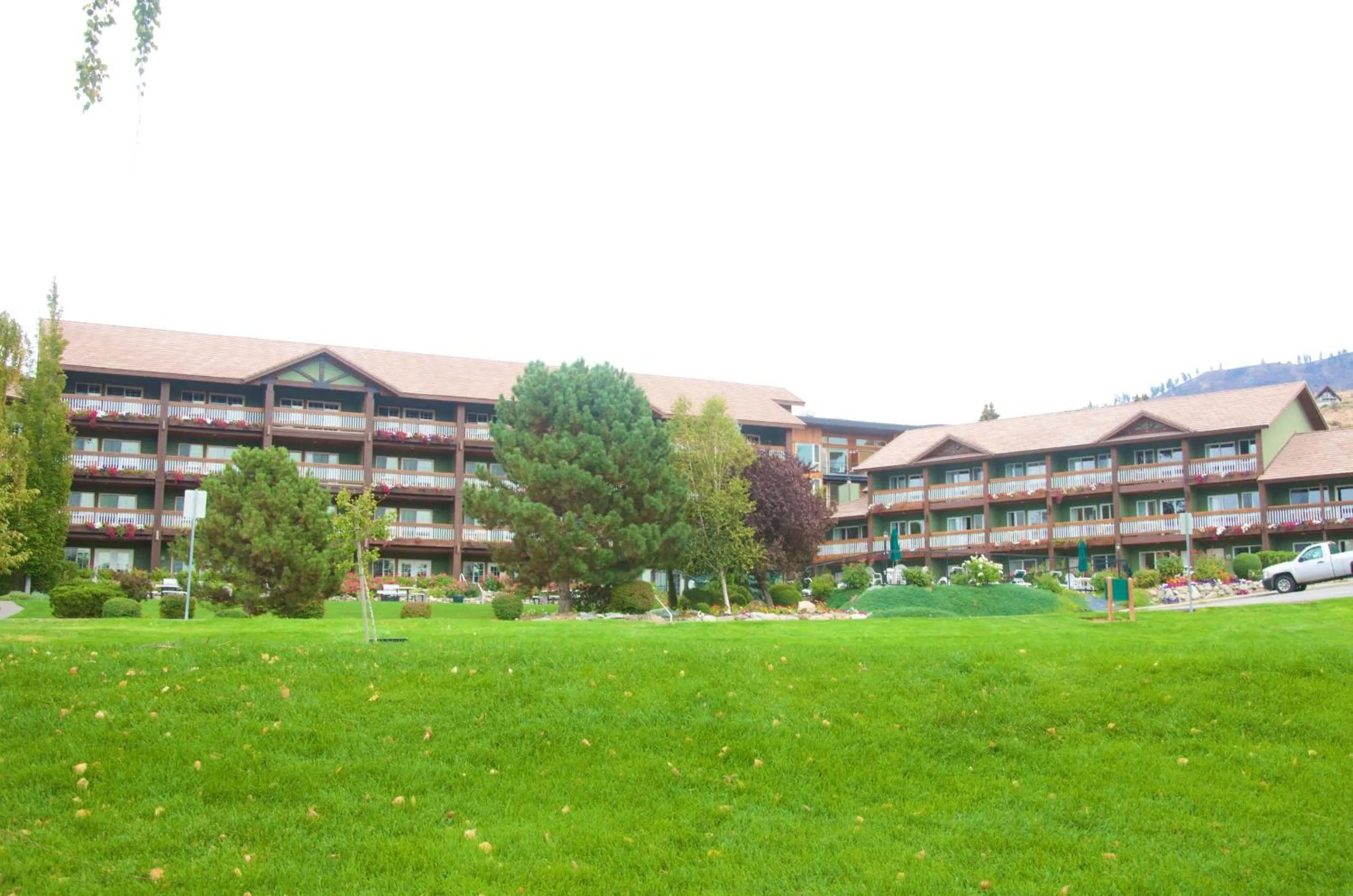 Facade/entrance in Lakeside Lodge and Suites