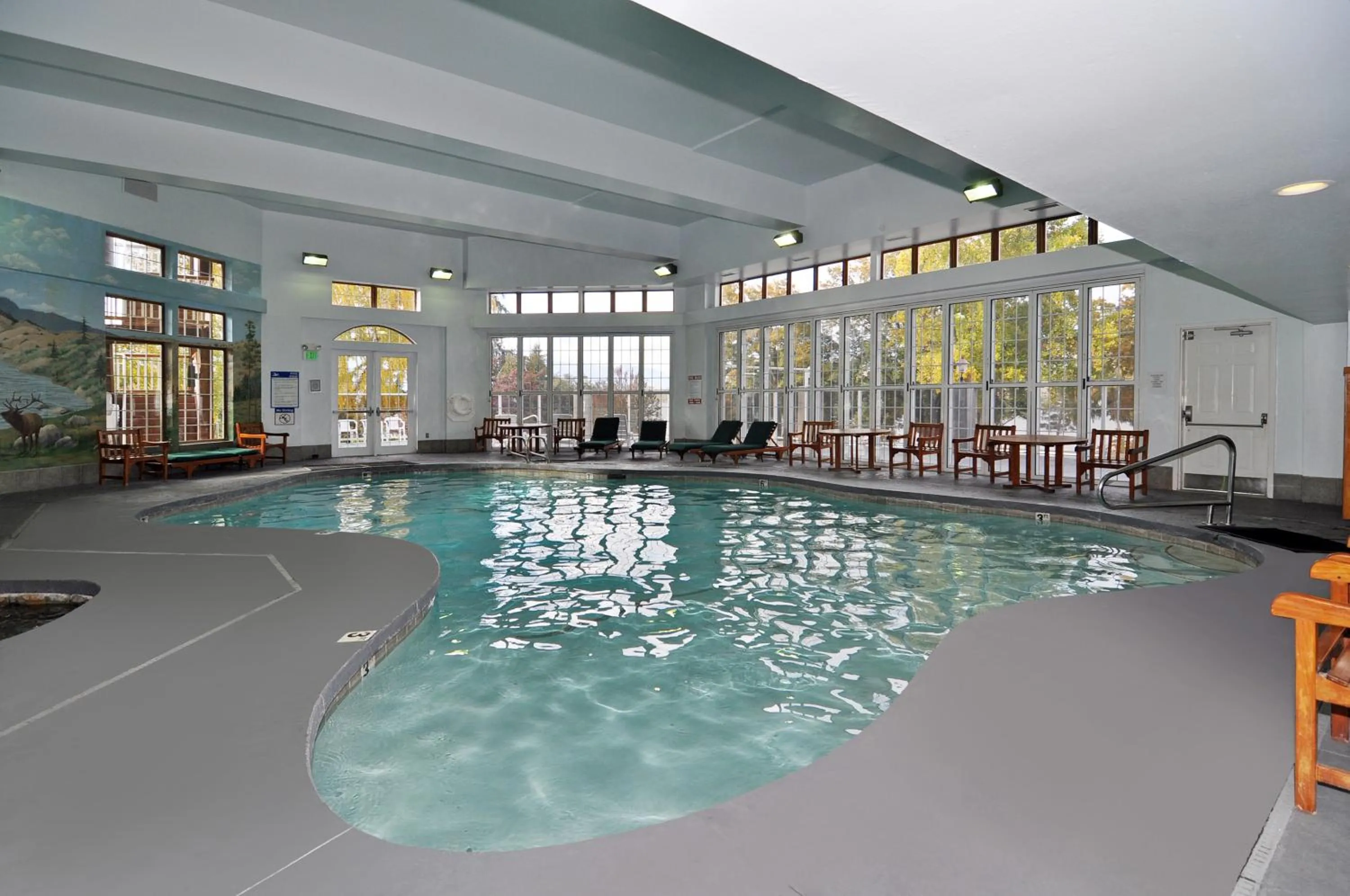 Swimming pool in Lakeside Lodge and Suites