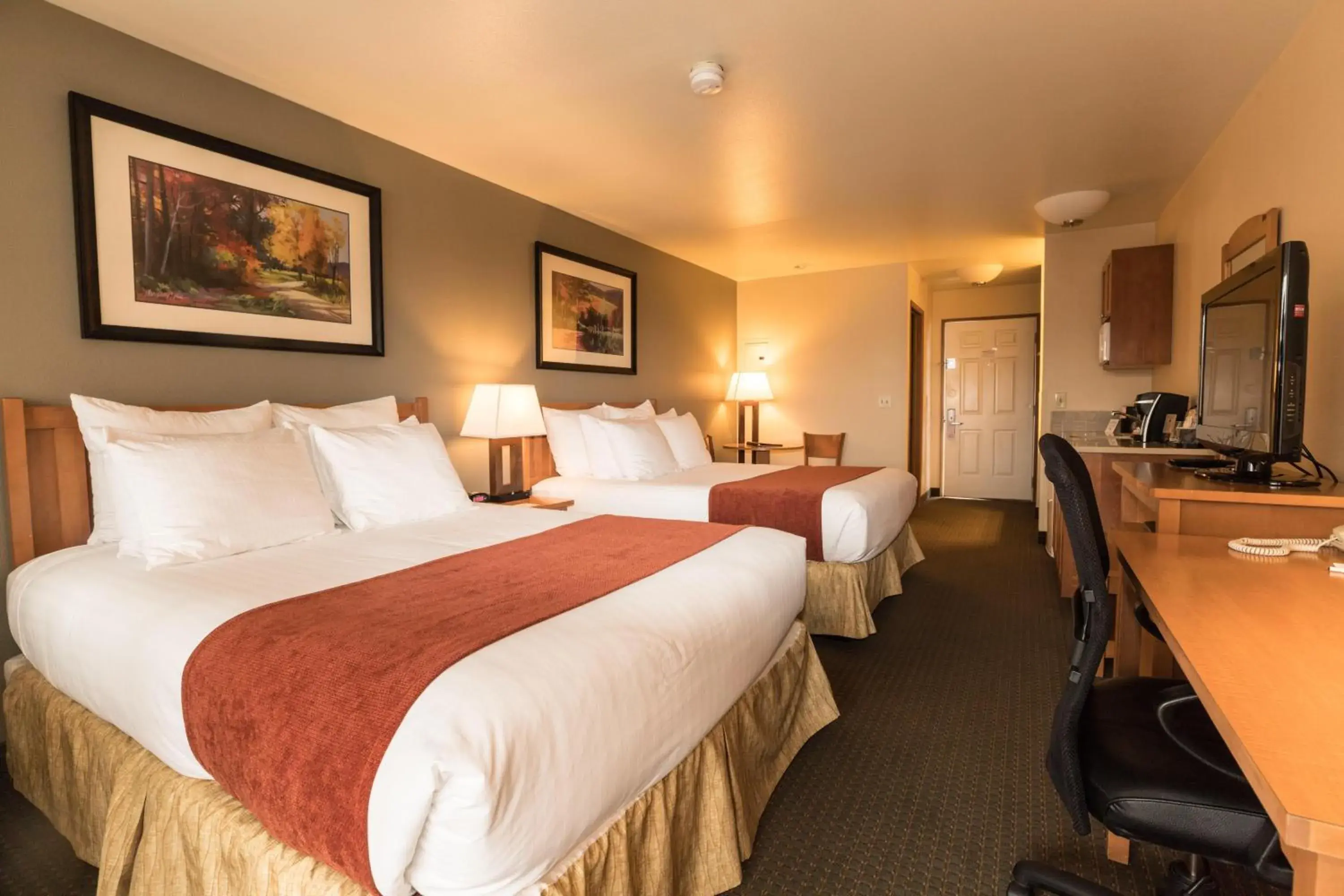 Standard Queen Room in Lakeside Lodge and Suites Standard Queen Room in Lakeside Lodge and Suites