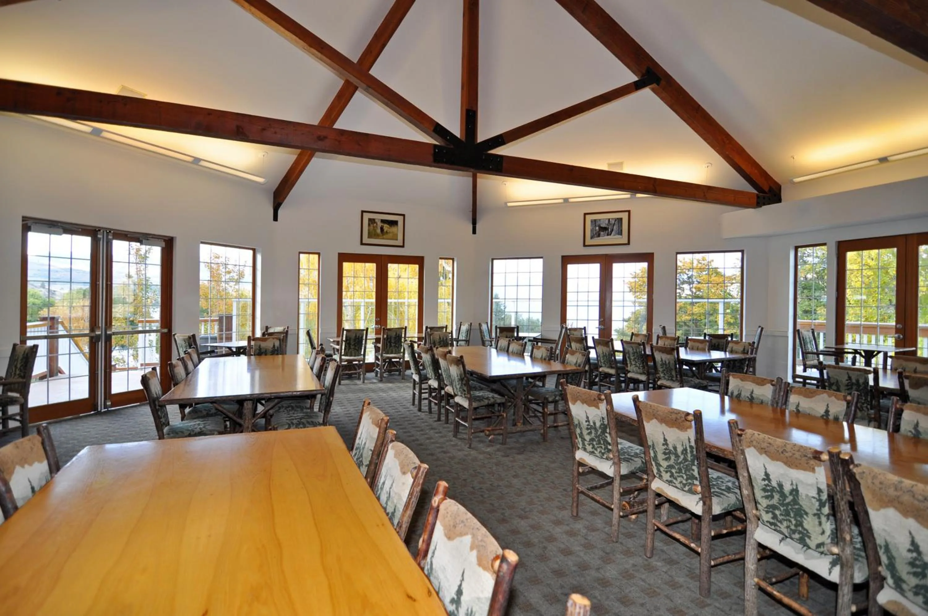 Restaurant/places to eat in Lakeside Lodge and Suites