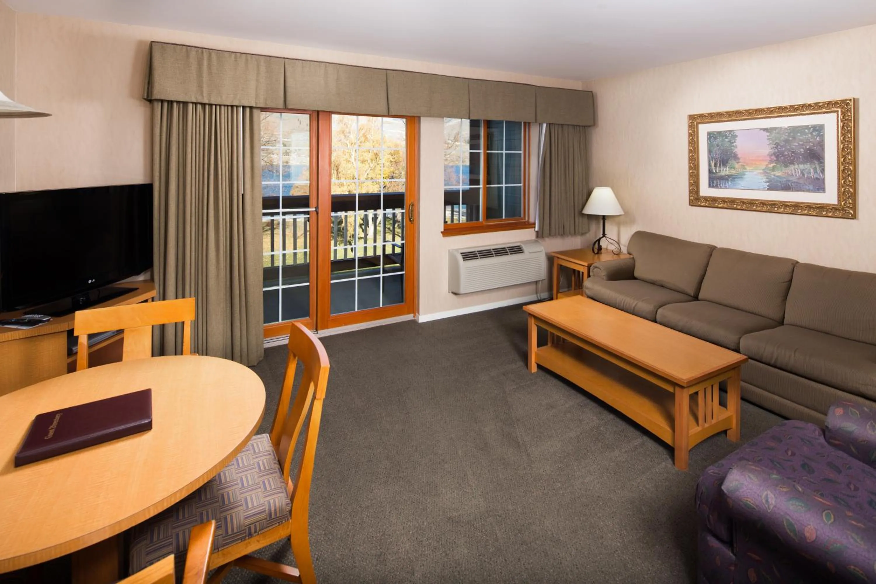 TV and multimedia in Lakeside Lodge and Suites