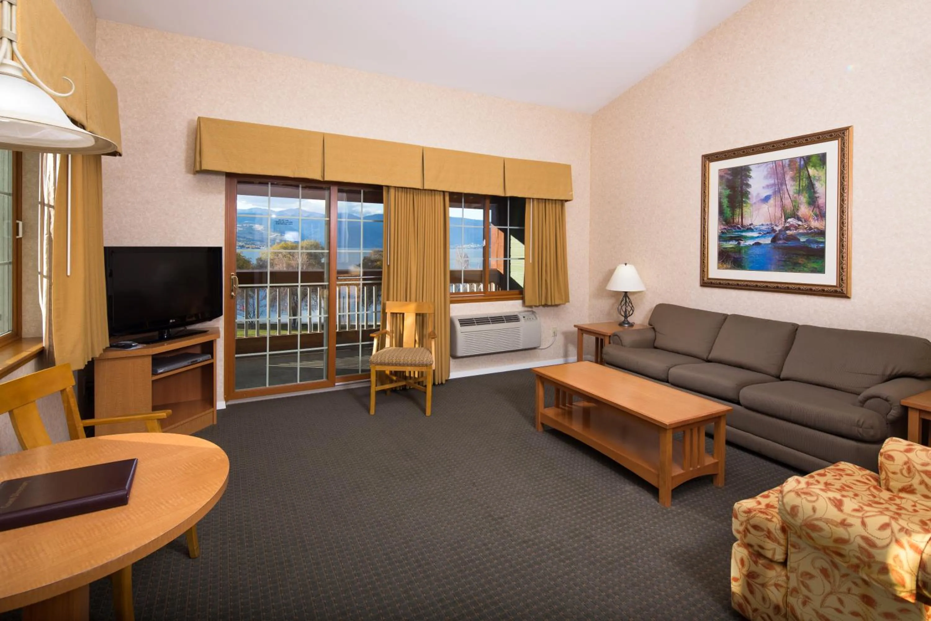 TV and multimedia in Lakeside Lodge and Suites