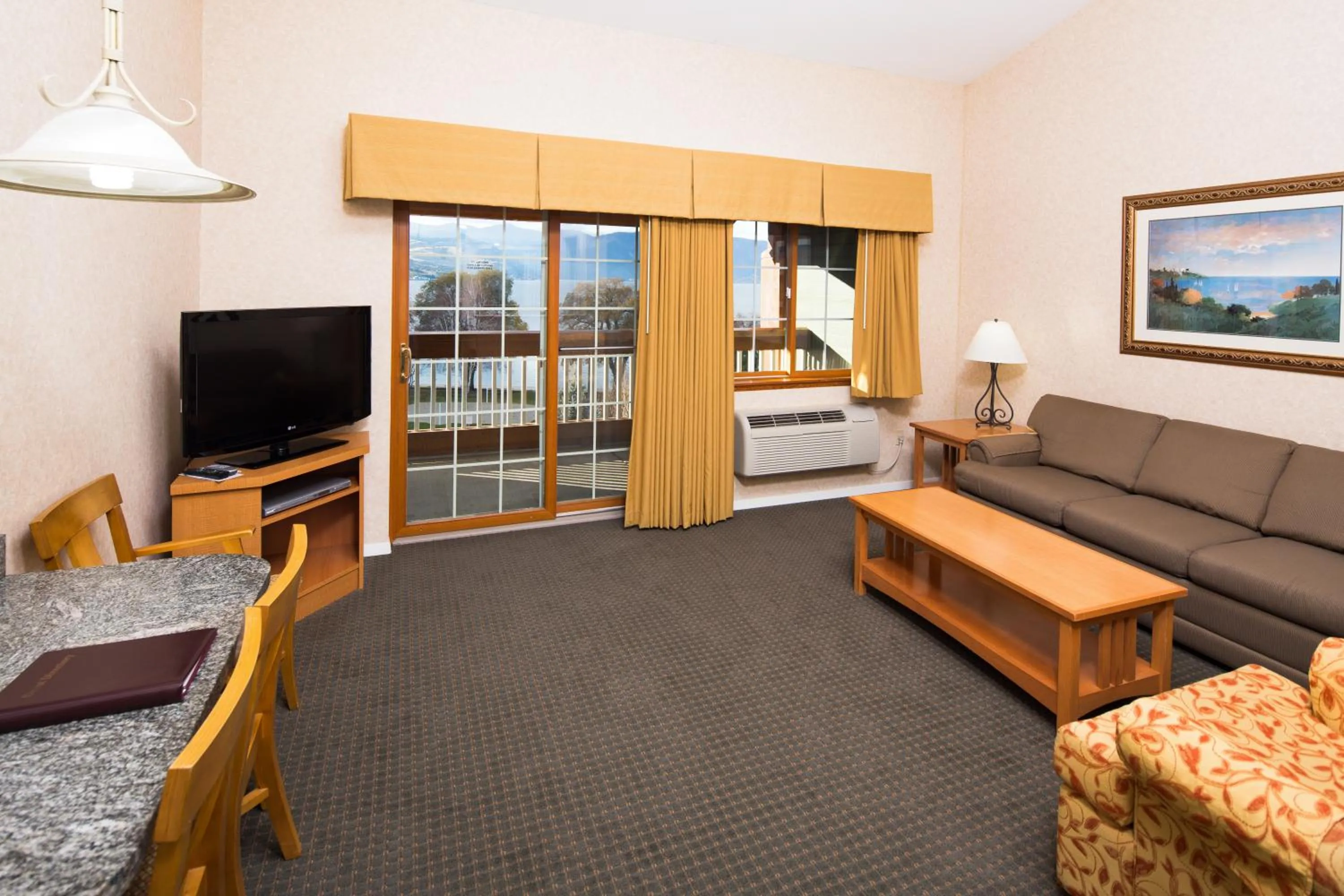 TV and multimedia in Lakeside Lodge and Suites