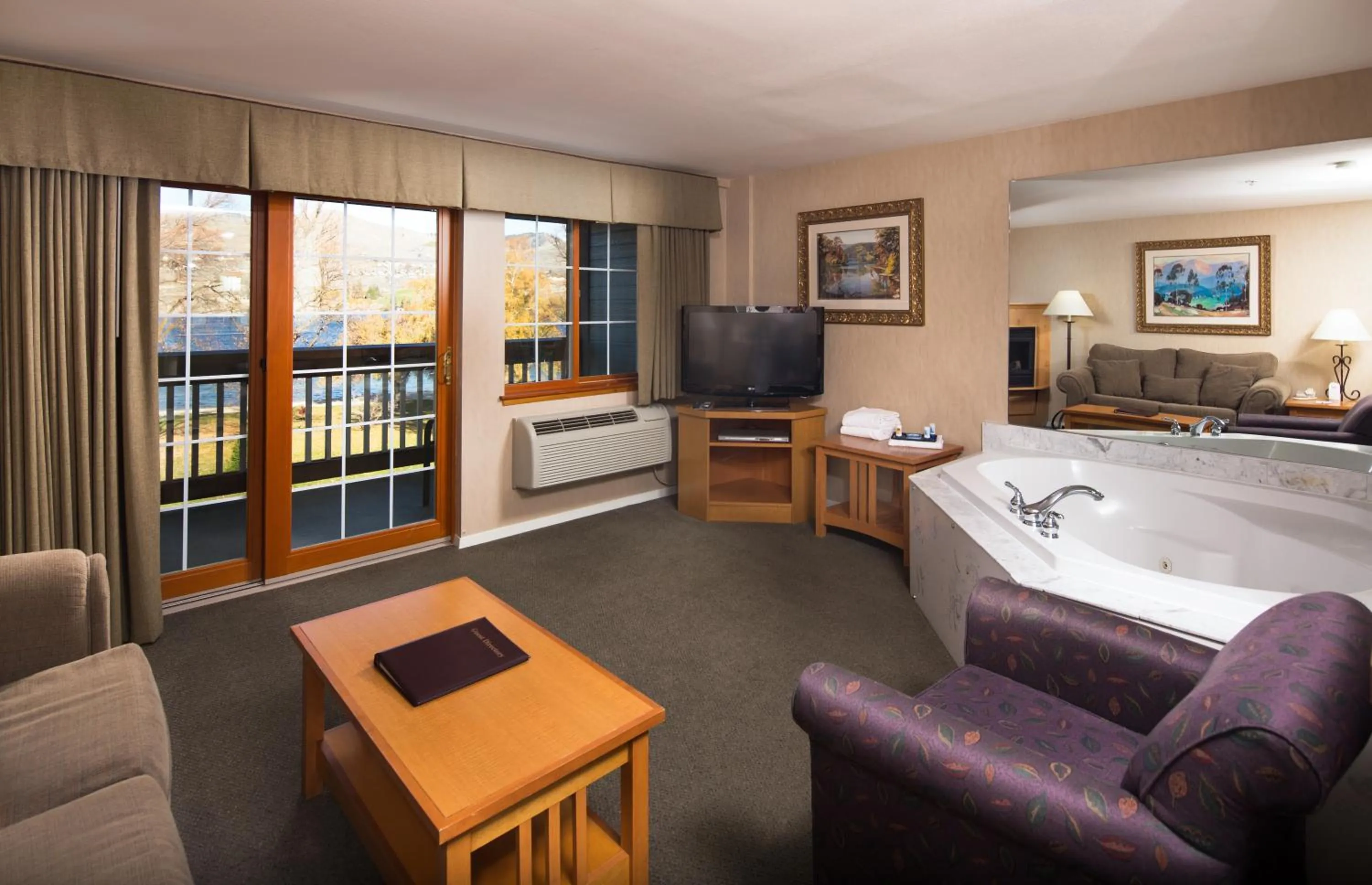 TV and multimedia, Bed in Lakeside Lodge and Suites