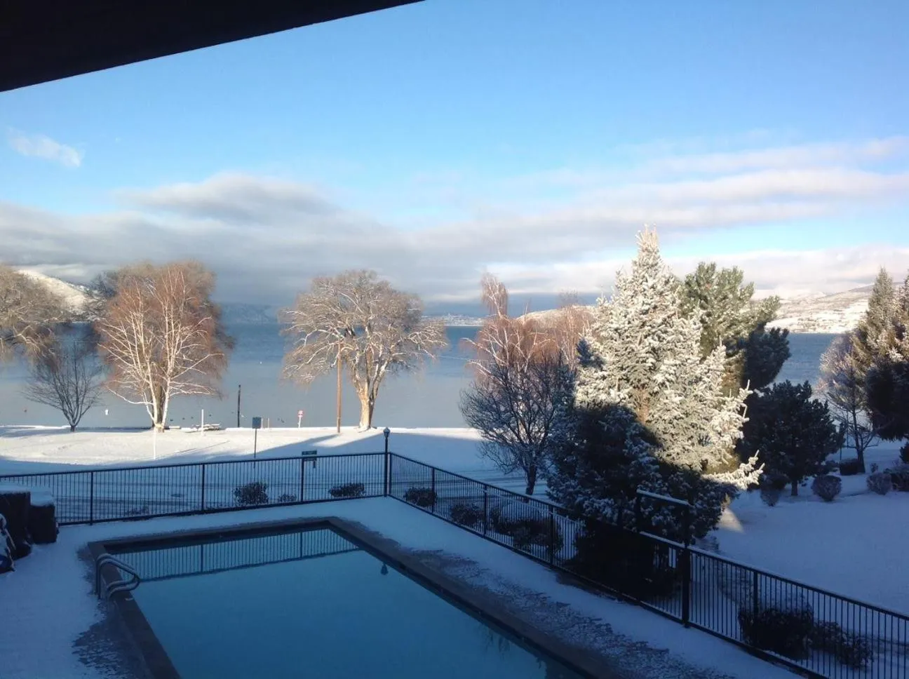 Winter in Lakeside Lodge and Suites