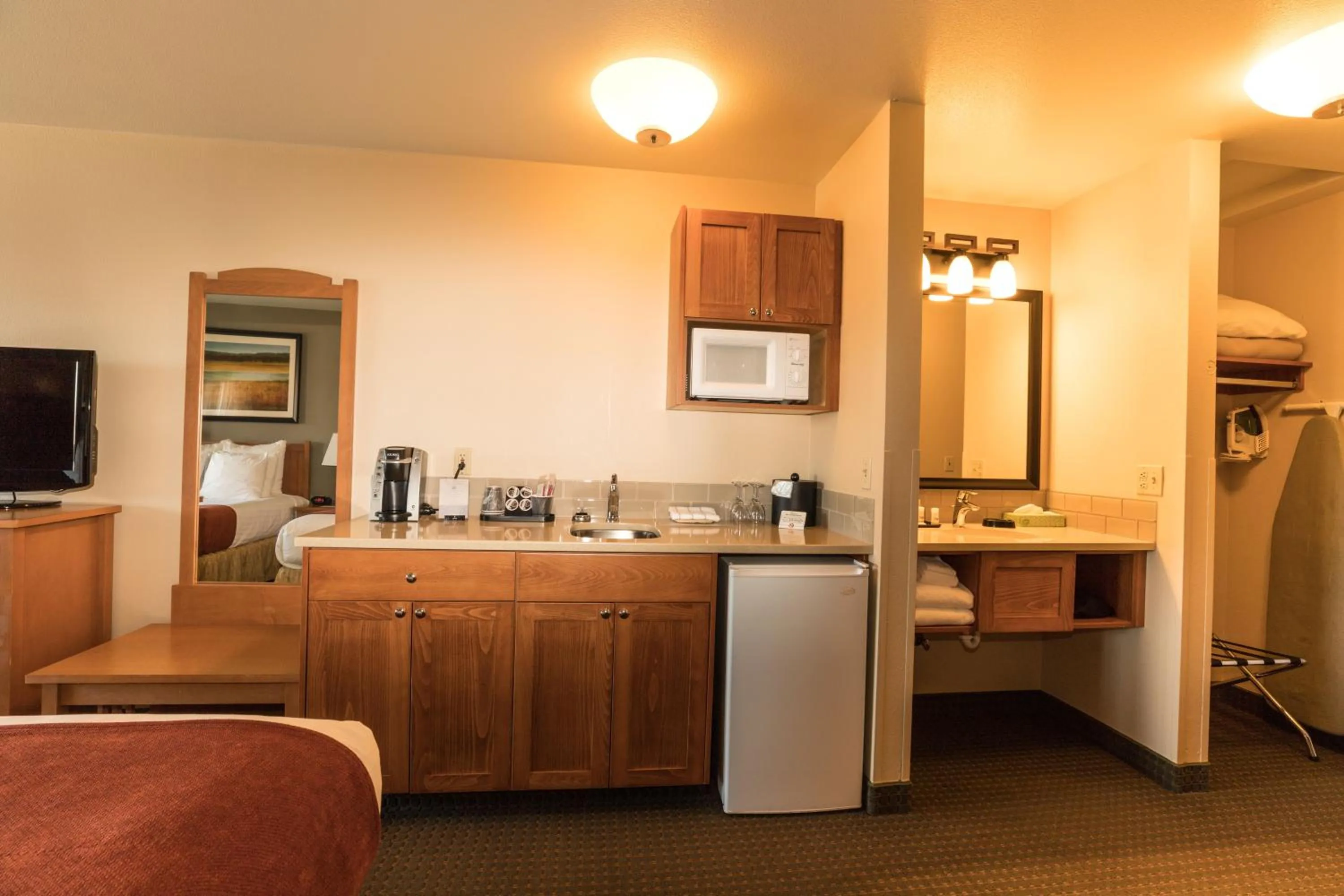 Bed in Lakeside Lodge and Suites