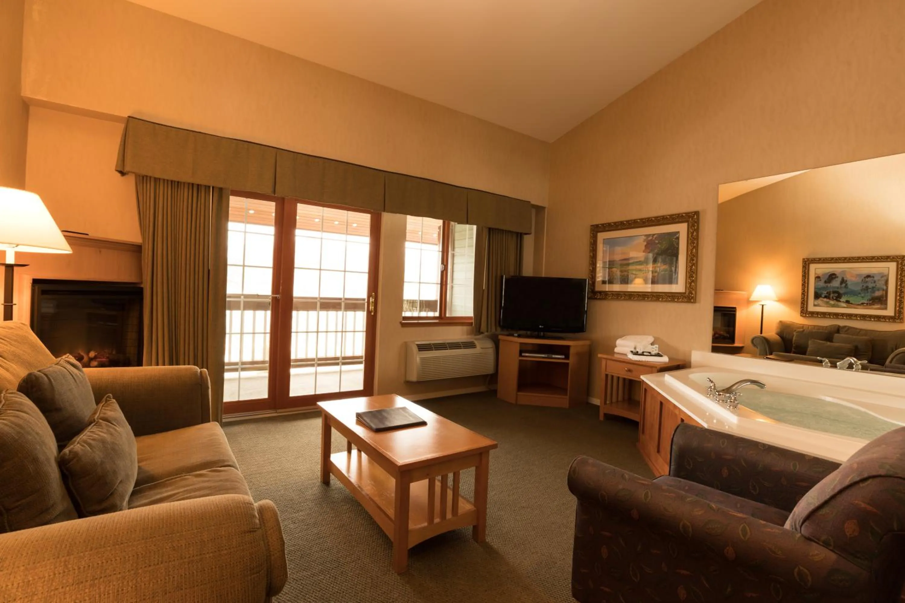 Seating area, Bed in Lakeside Lodge and Suites
