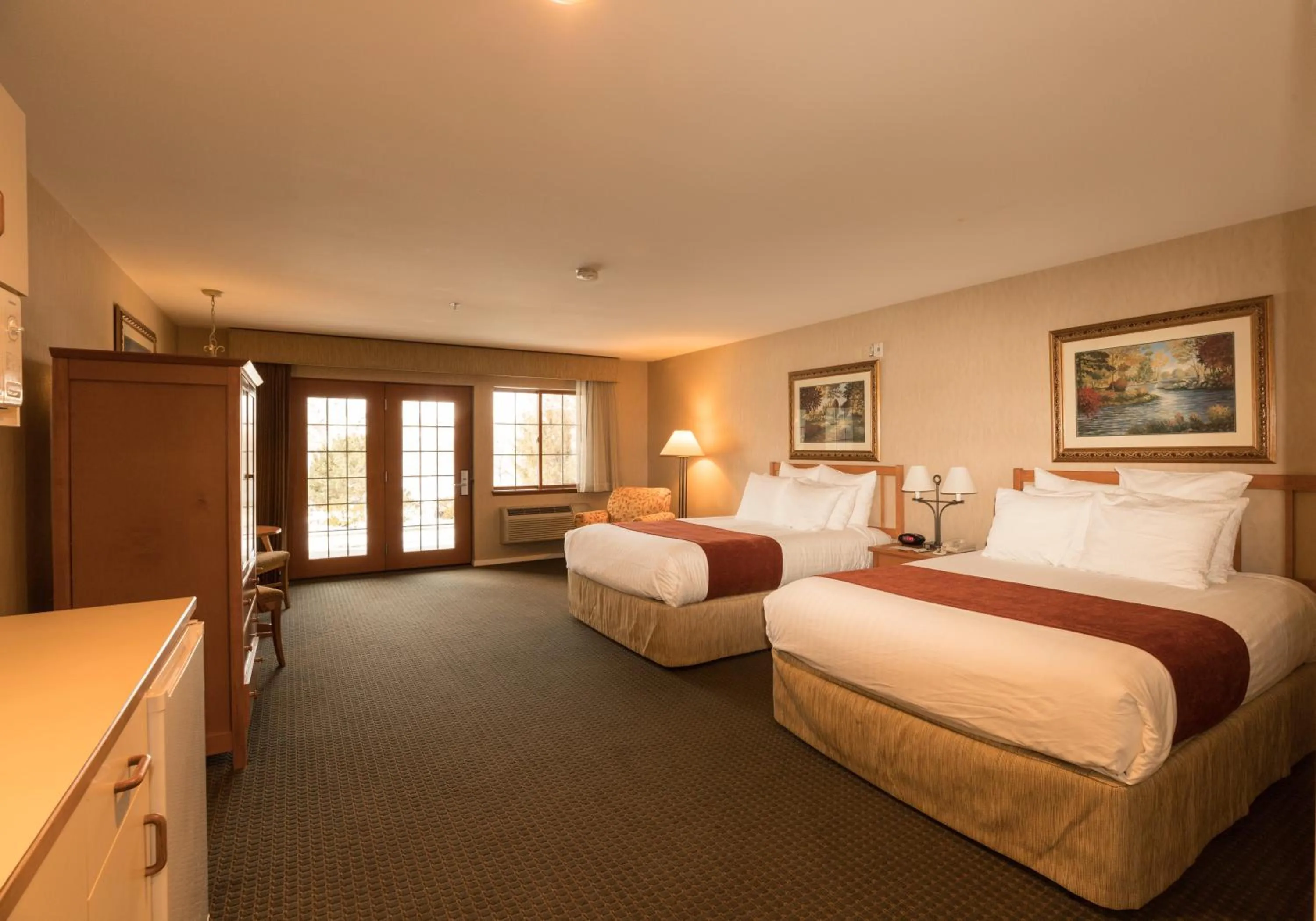 Photo of the whole room, Bed in Lakeside Lodge and Suites
