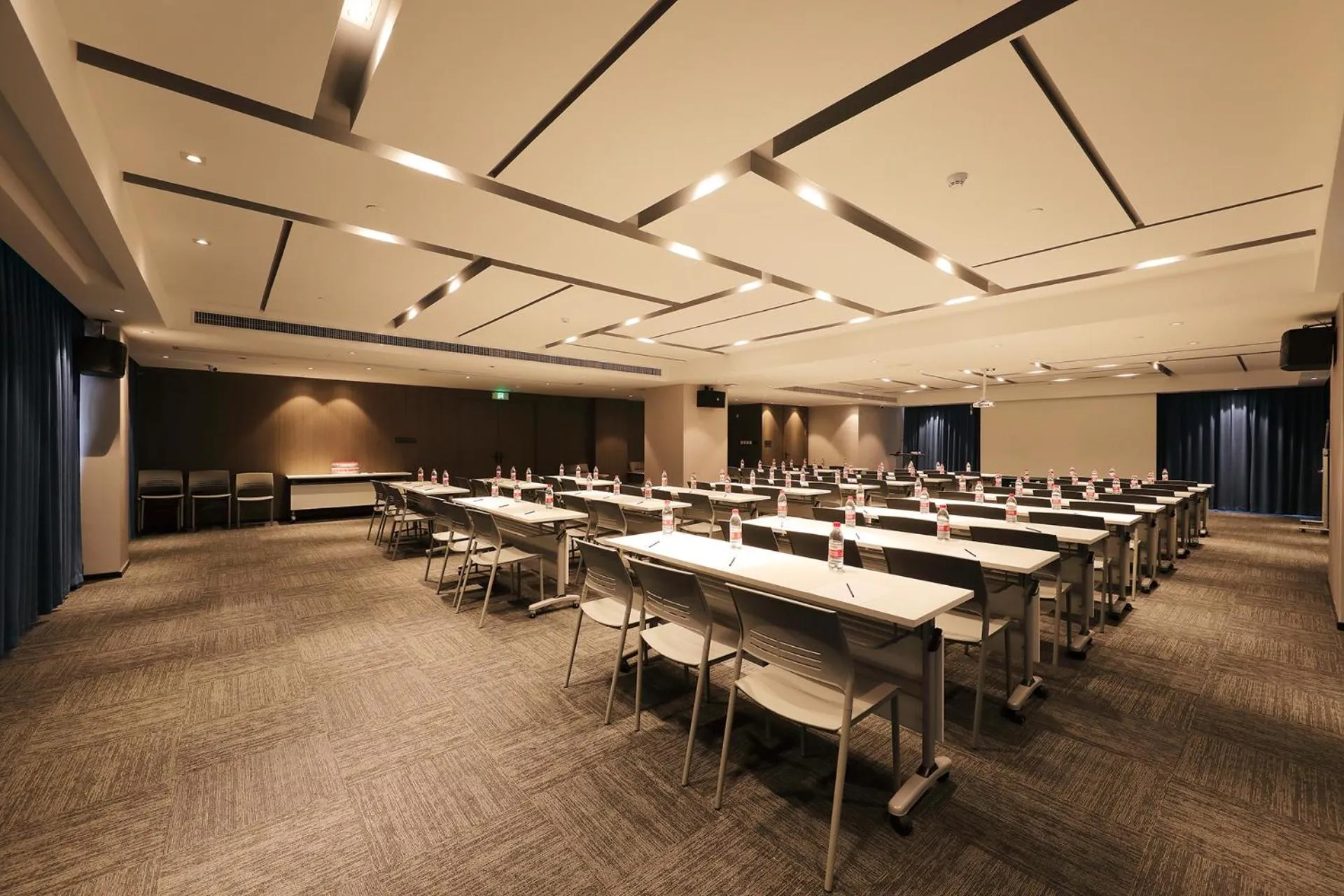 Meeting/conference room in Hampton By Hilton Hangzhou Future Sign Technology City
