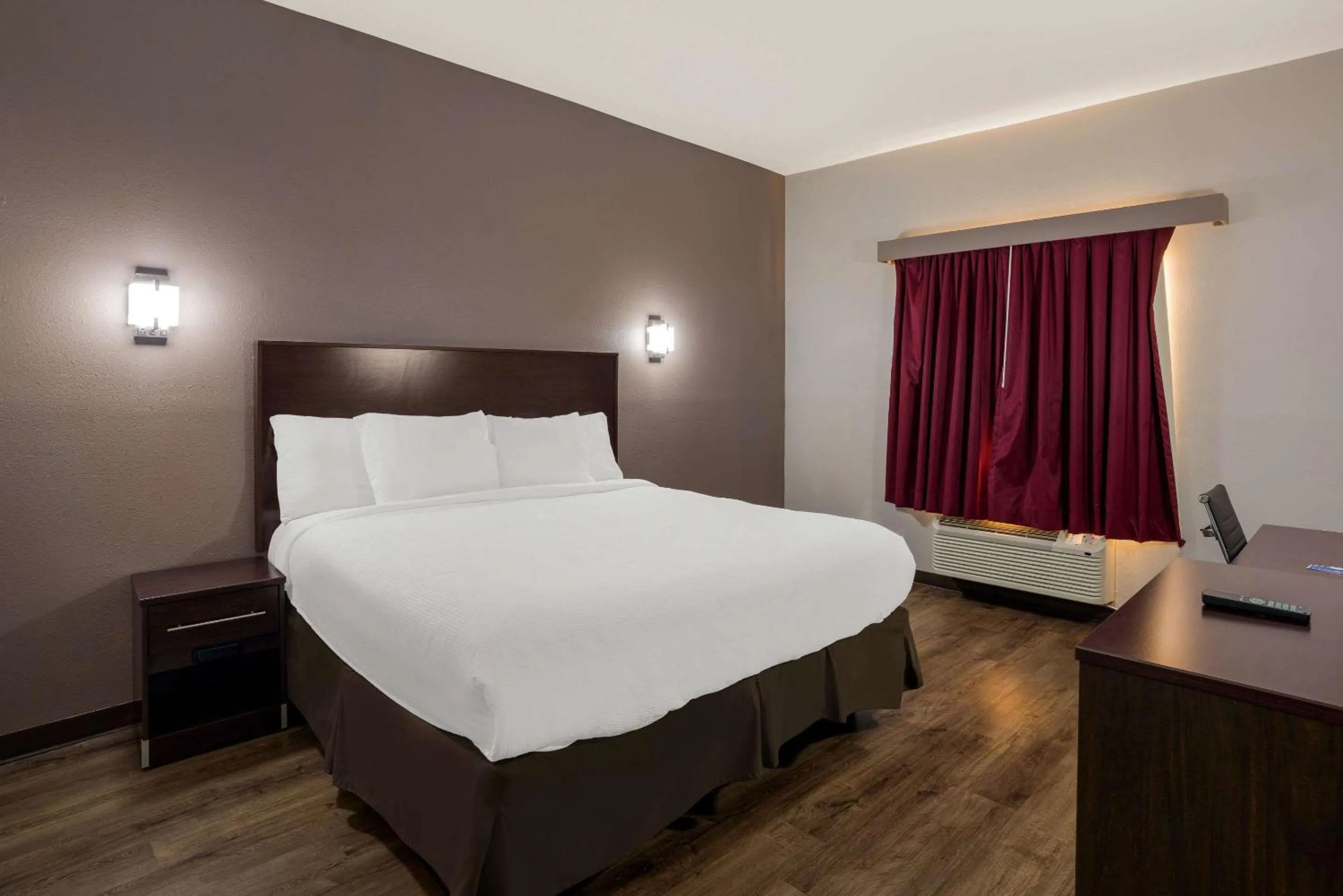 Bedroom, Bed in Rodeway Inn