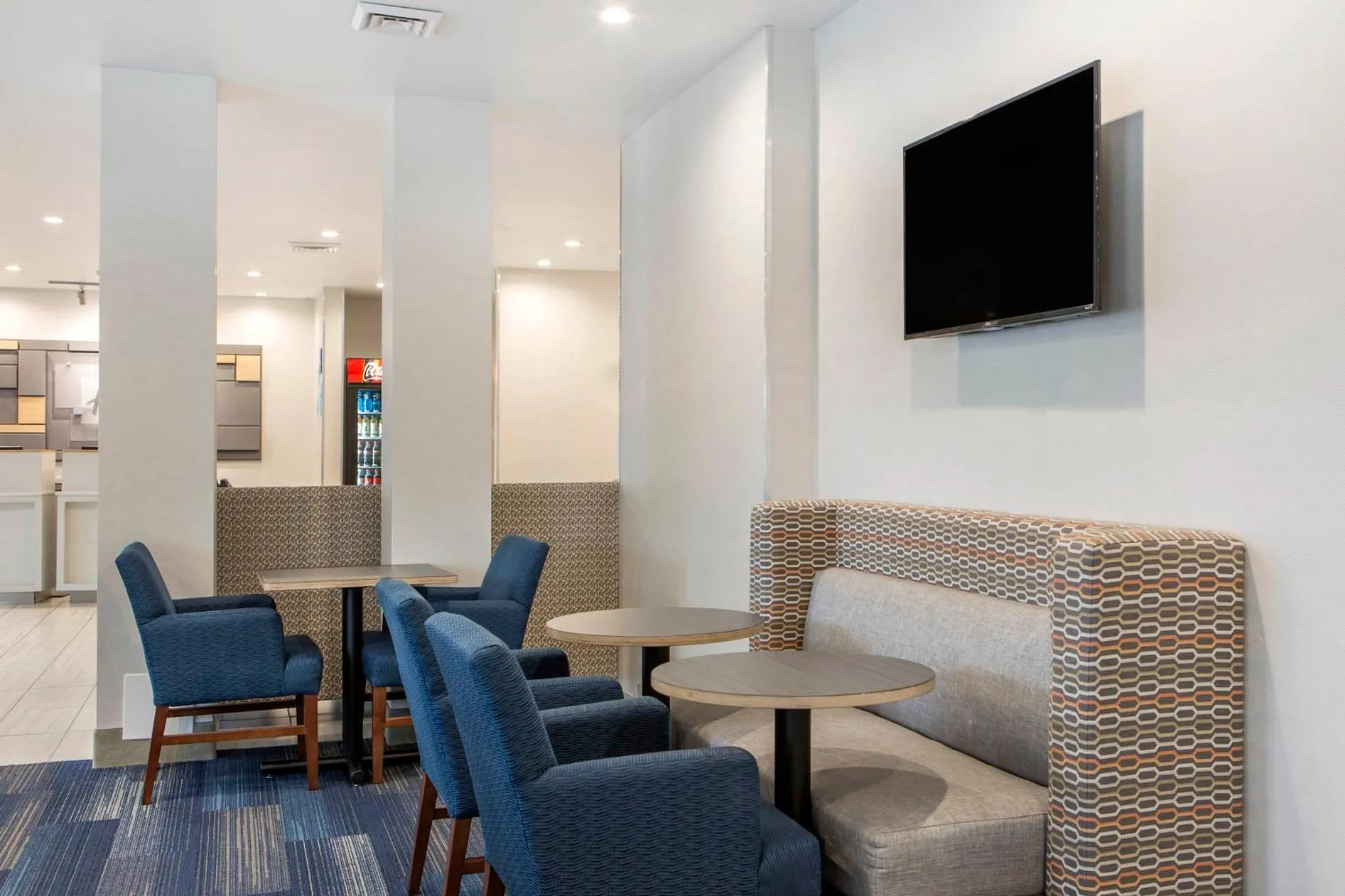 Breakfast in Holiday Inn Express & Suites Chicago West - St Charles by IHG