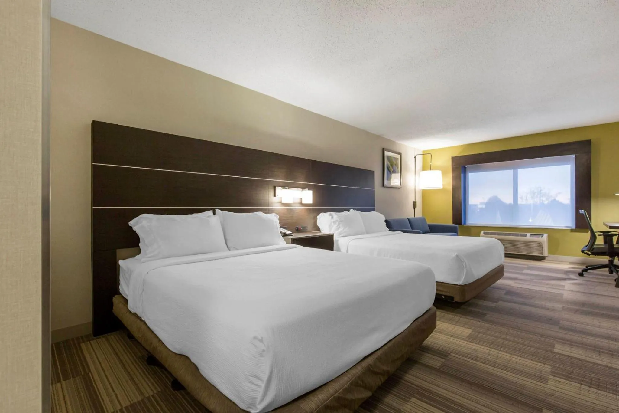 Photo of the whole room, Bed in Holiday Inn Express & Suites Chicago West - St Charles by IHG