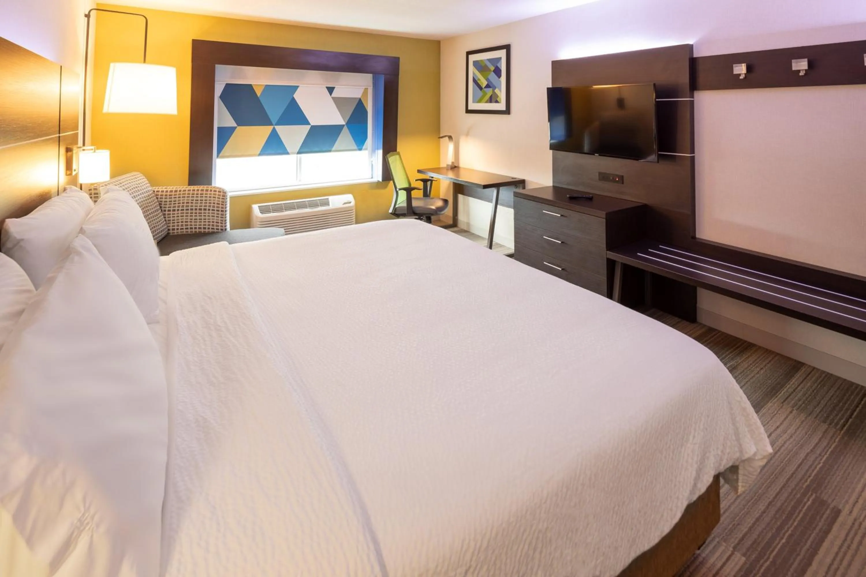 Photo of the whole room, Bed in Holiday Inn Express & Suites Chicago West - St Charles by IHG