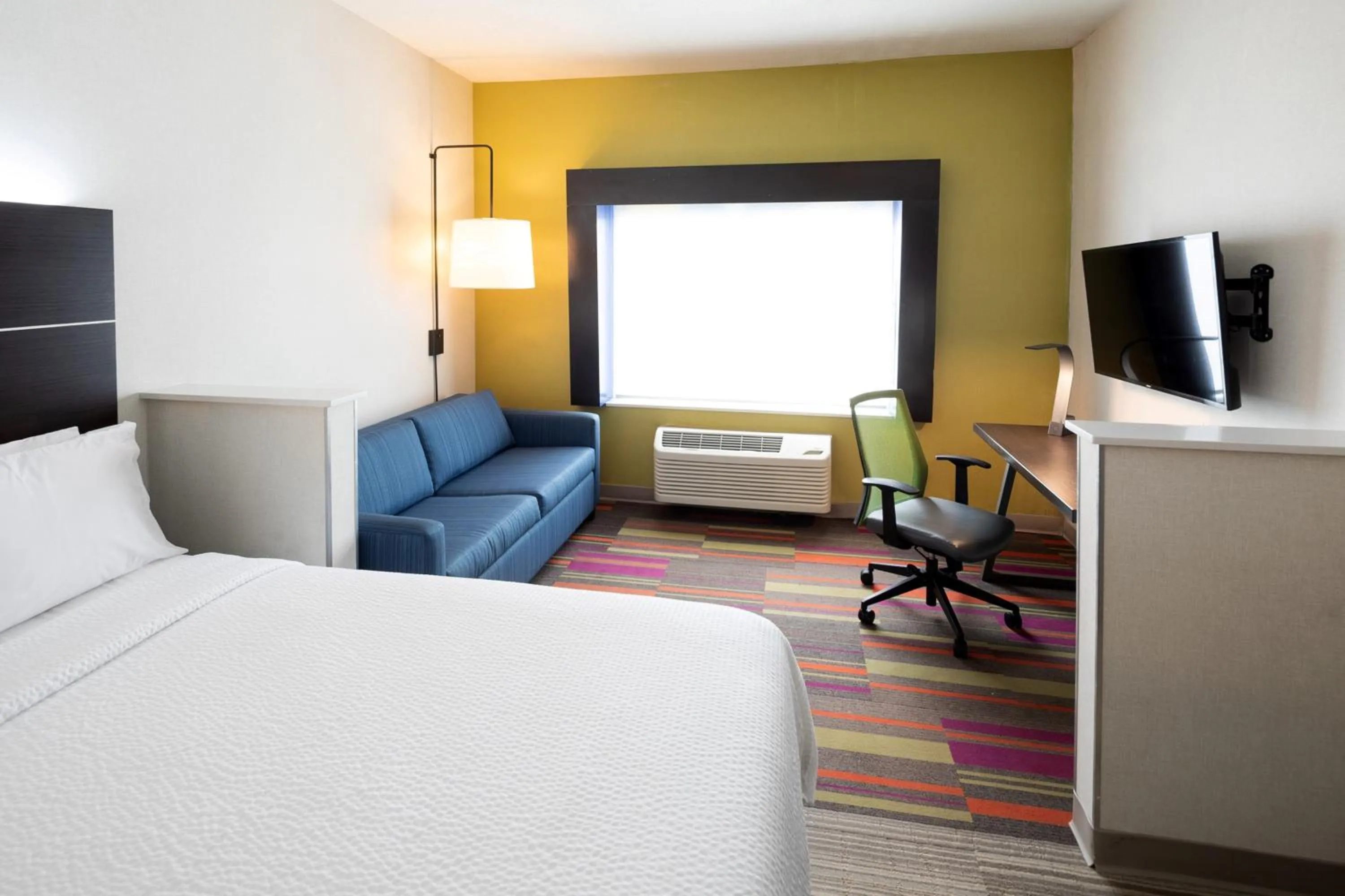 Photo of the whole room, Bed in Holiday Inn Express & Suites Chicago West - St Charles by IHG