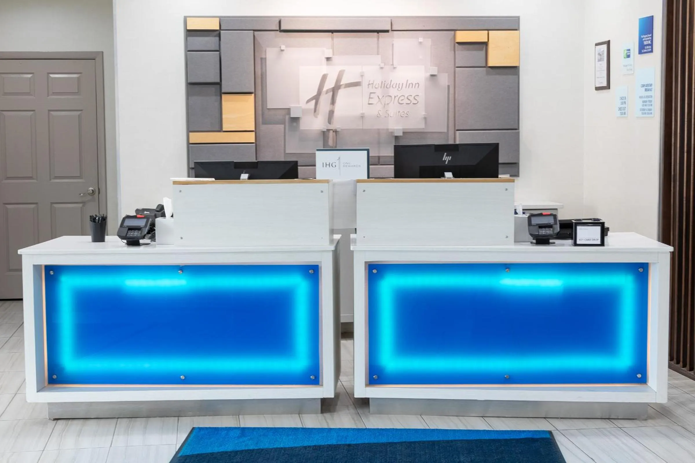 Lobby or reception in Holiday Inn Express & Suites Chicago West - St Charles by IHG