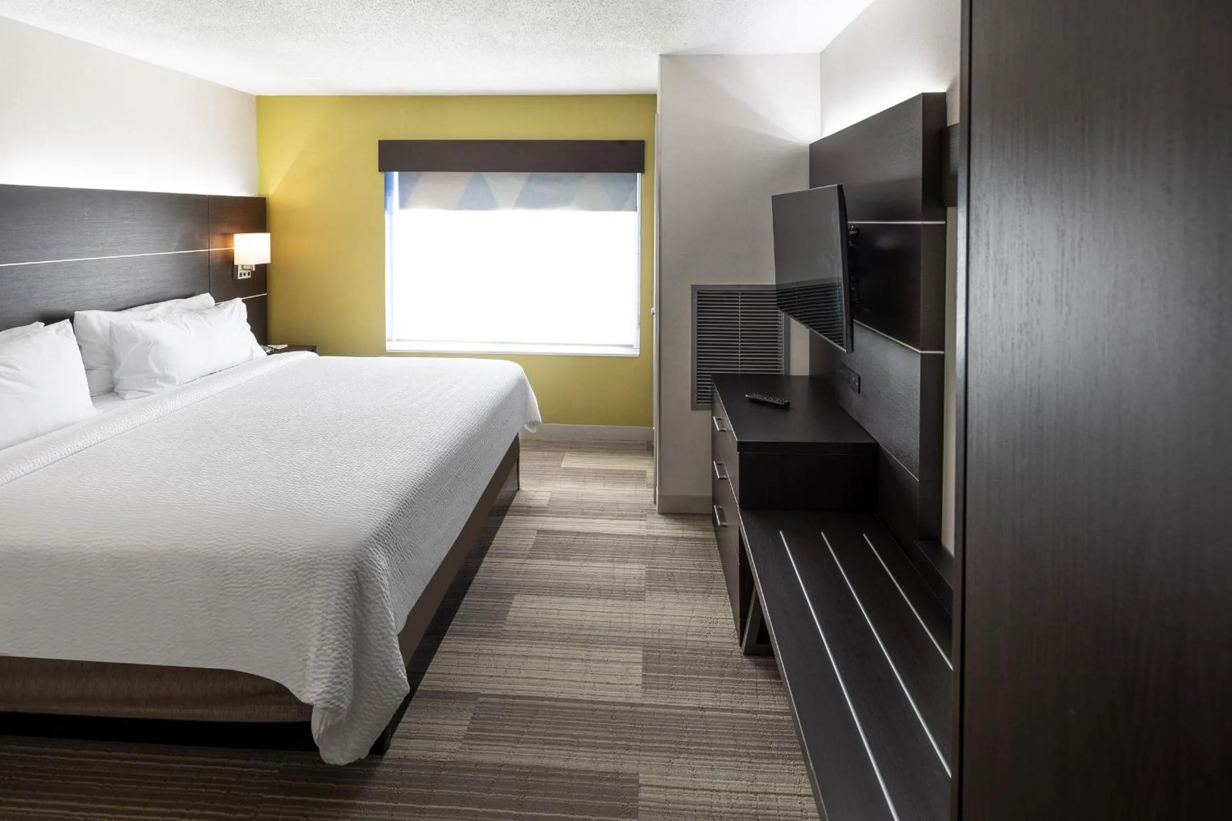 Bedroom, Bed in Holiday Inn Express & Suites Chicago West - St Charles by IHG