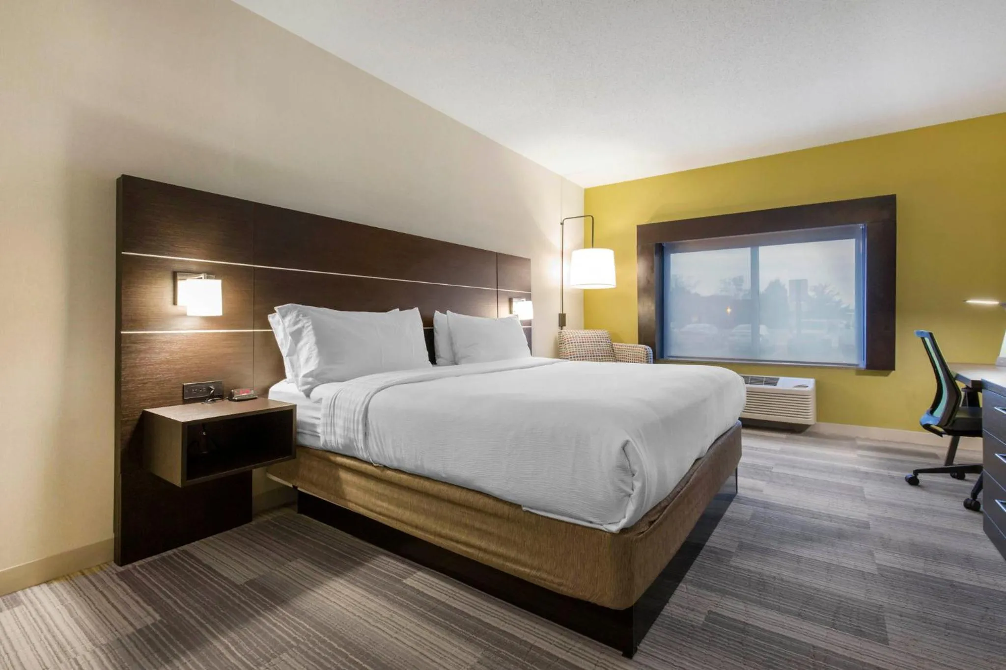 Photo of the whole room, Bed in Holiday Inn Express & Suites Chicago West - St Charles by IHG