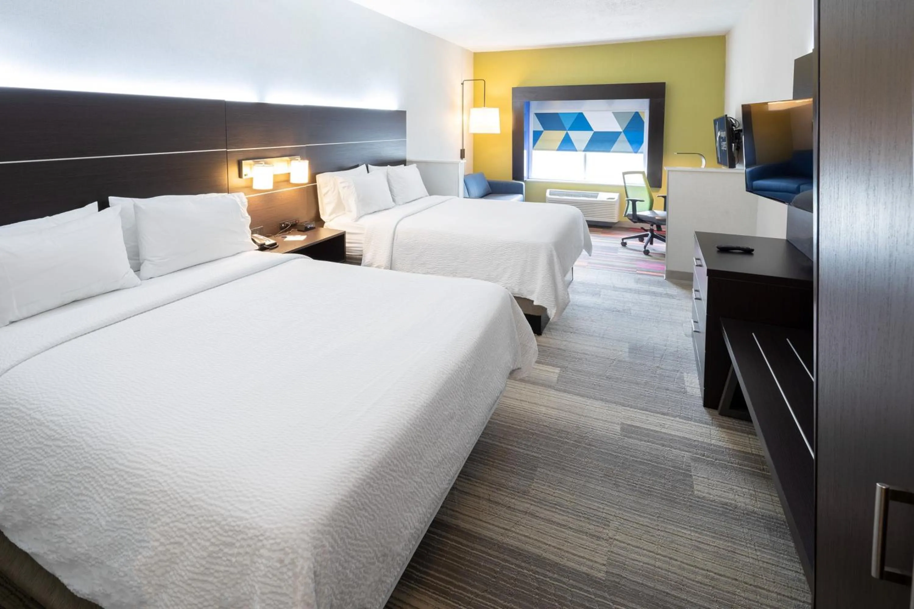 Photo of the whole room, Bed in Holiday Inn Express & Suites Chicago West - St Charles by IHG