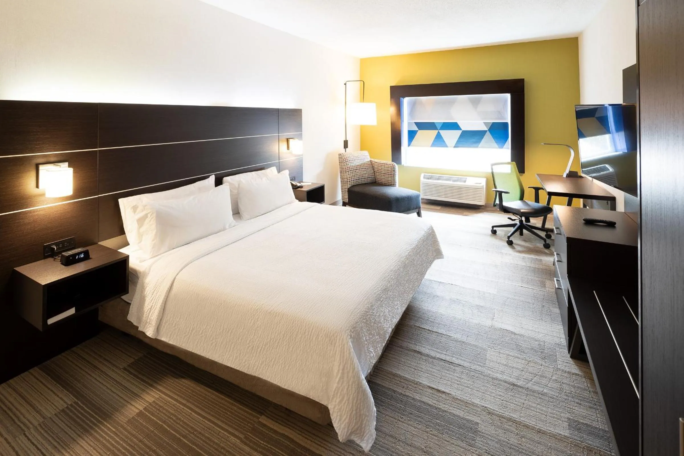 Bed in Holiday Inn Express & Suites Chicago West - St Charles by IHG