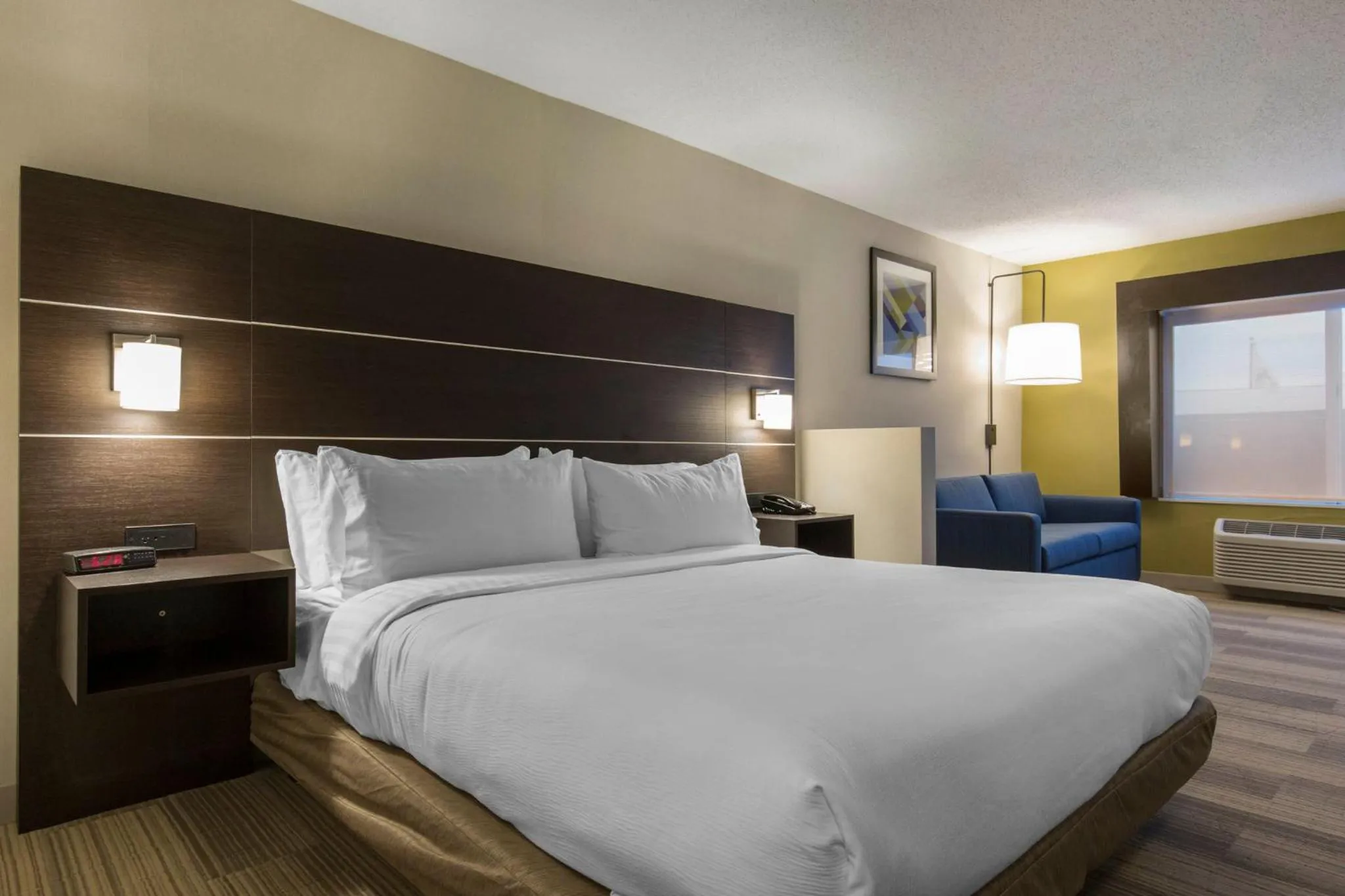 Photo of the whole room, Bed in Holiday Inn Express & Suites Chicago West - St Charles by IHG