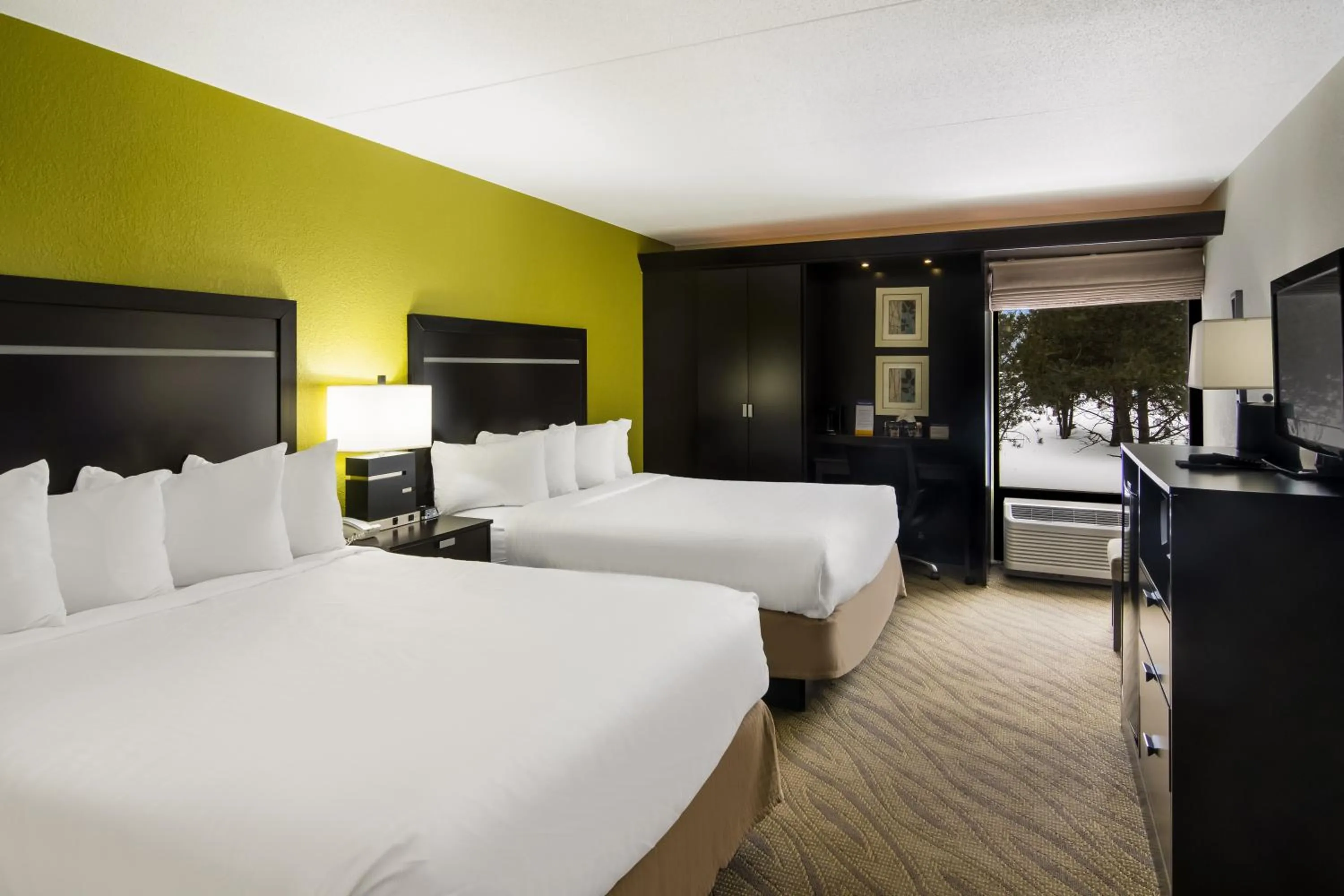 Bed in Comfort Inn Cadillac