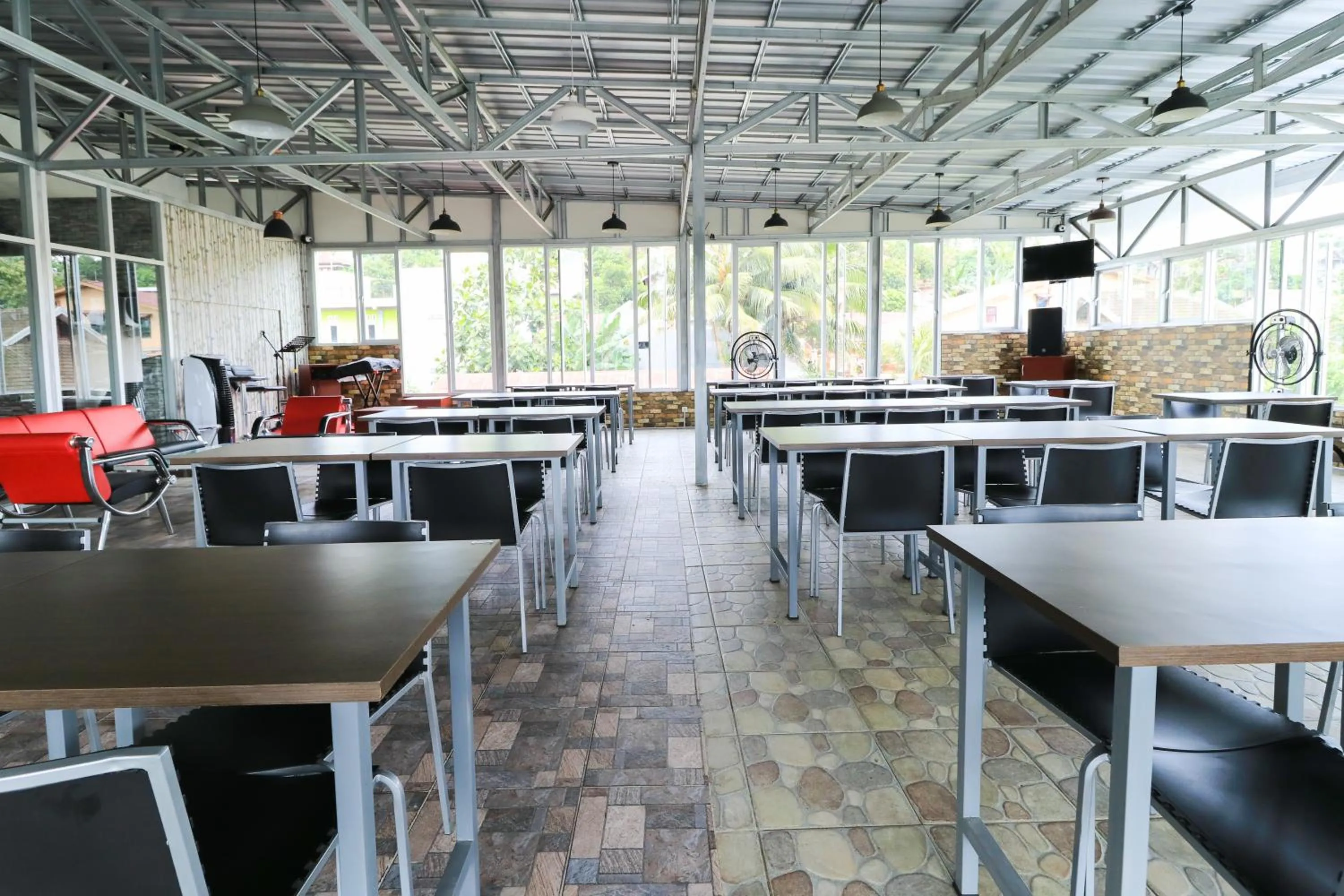 Restaurant/places to eat in Hotel Celia