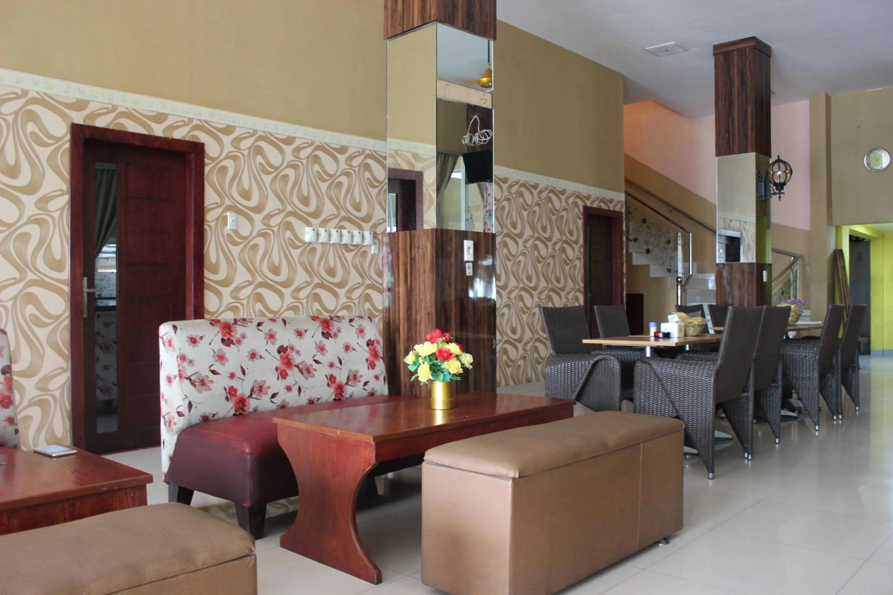 Restaurant/places to eat in Capital O 615 Residence Puri Hotel Syariah