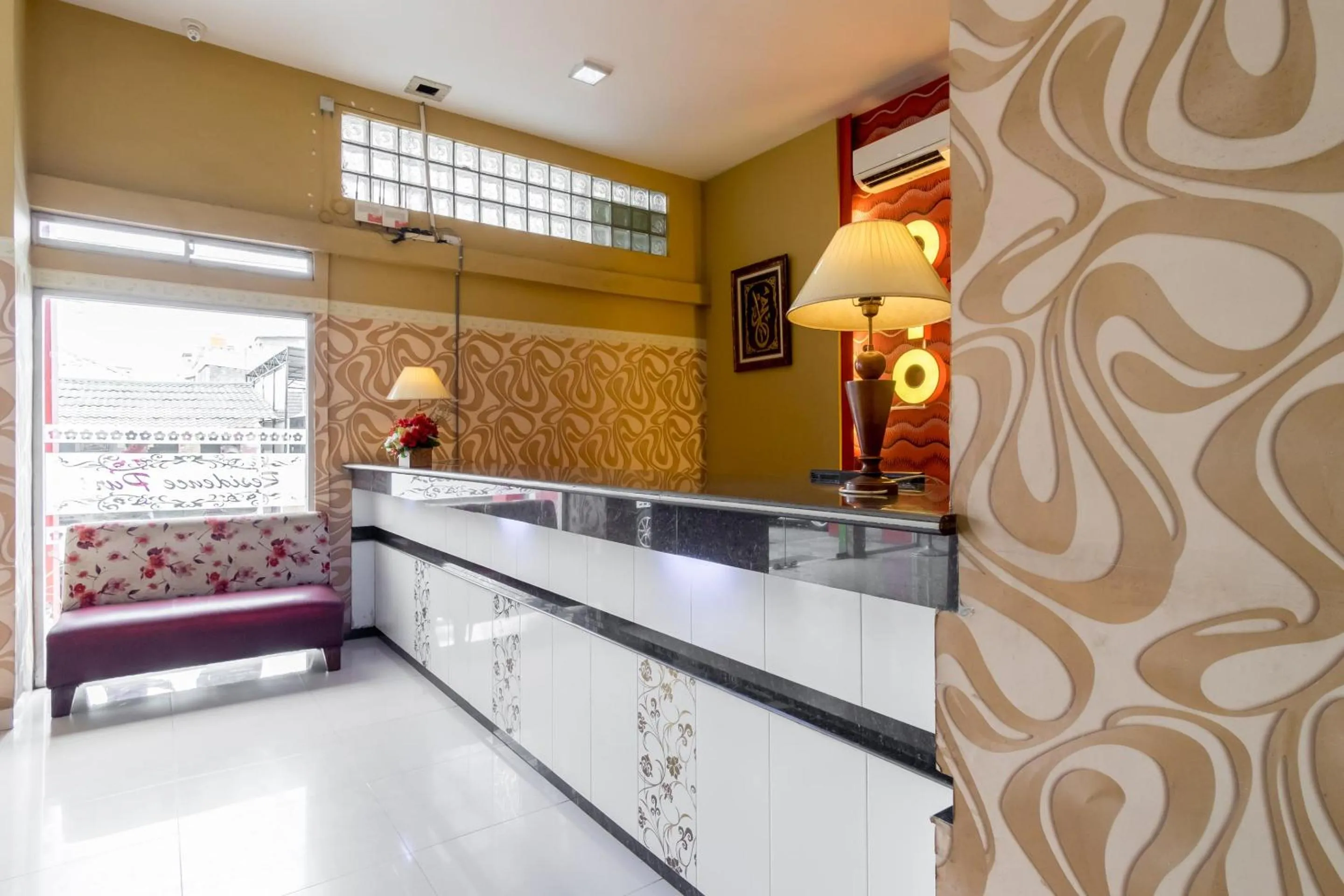 Lobby or reception in Capital O 615 Residence Puri Hotel Syariah