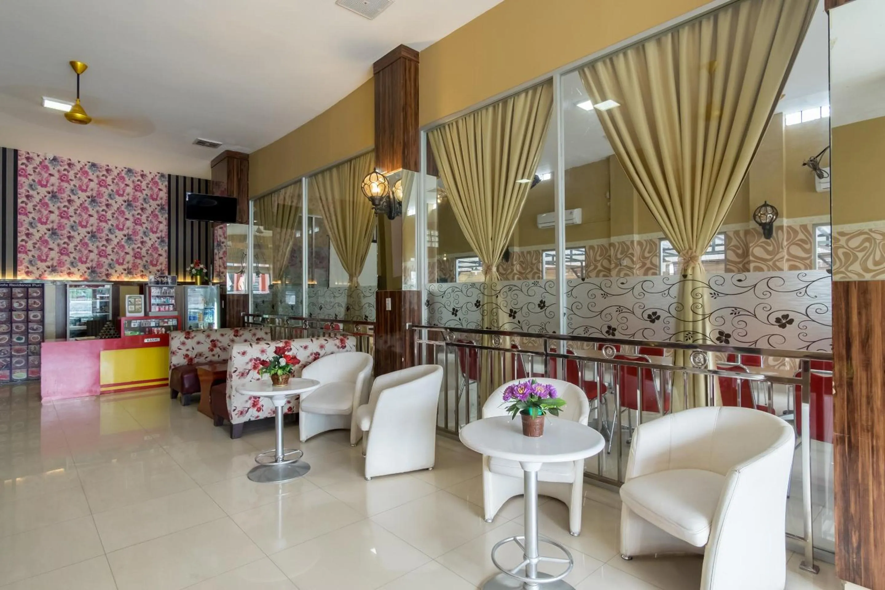 Restaurant/places to eat in Capital O 615 Residence Puri Hotel Syariah