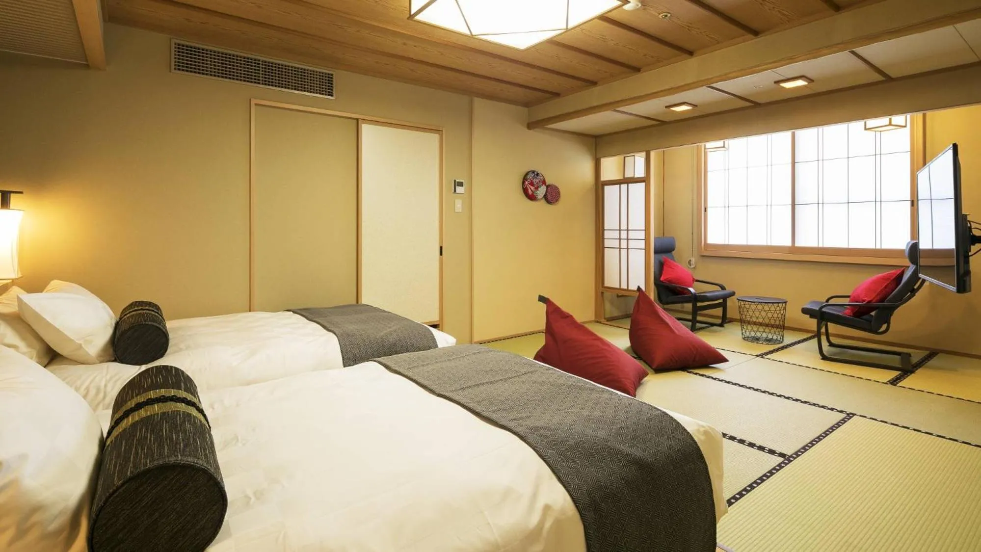 Bed in Kotohira Grand Hotel Sakuranosho