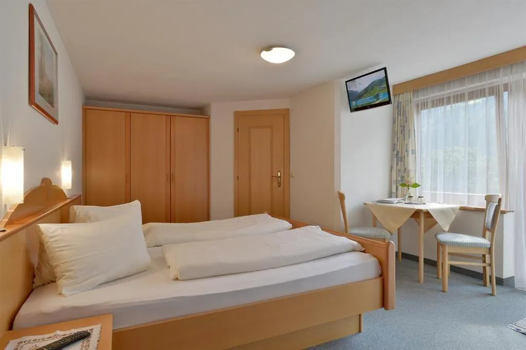 Photo of the whole room, Bed in Gästehaus Hoamatl ohne Frühstück