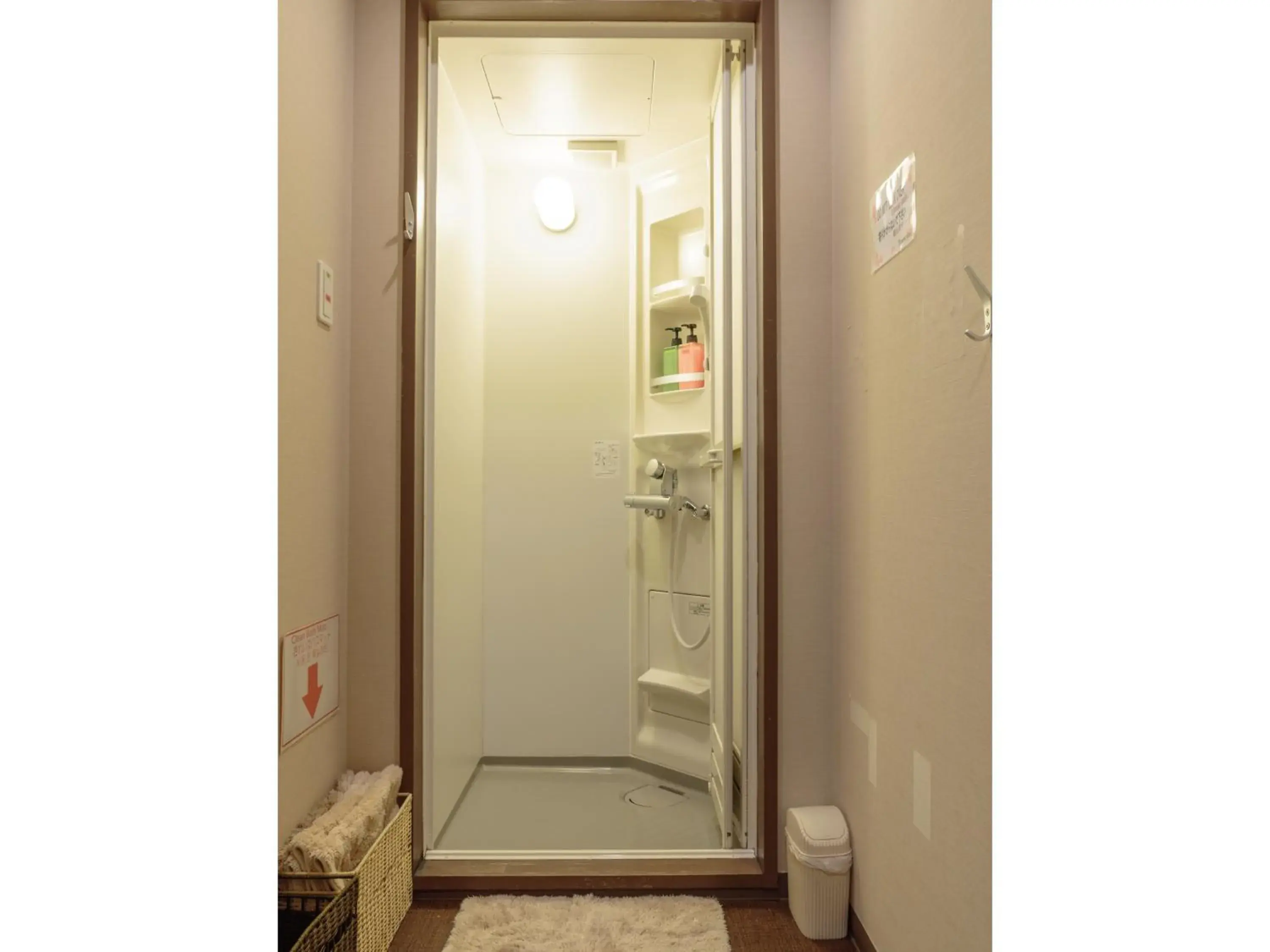 Bed in 8-Bed Mixed Dormitory Room (Adult only) in Fukuoka Hana Hostel Bed in 8-Bed Mixed Dormitory Room (Adult only) in Fukuoka Hana Hostel