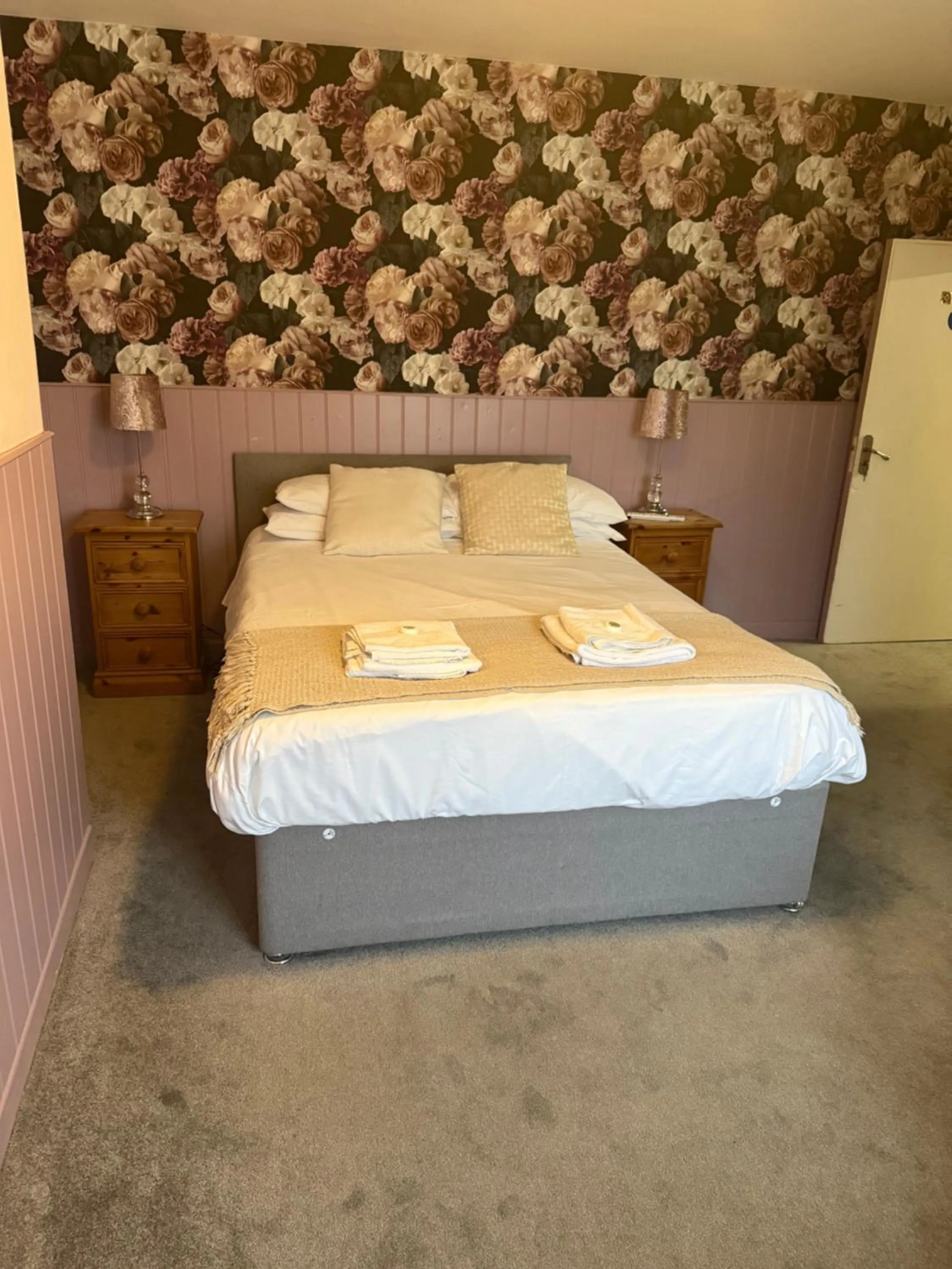 Bedroom, Bed in Wentworth arms