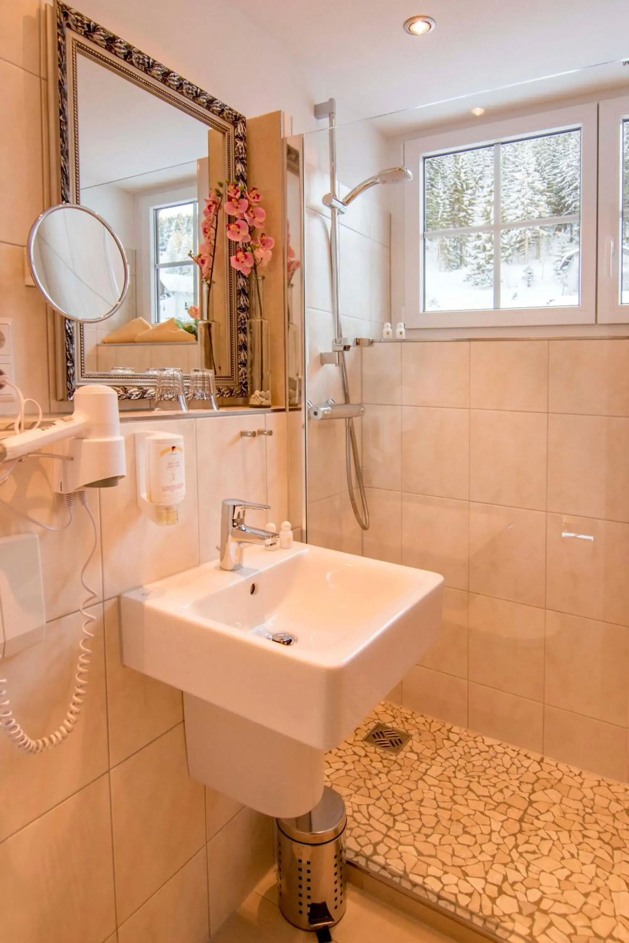 Double Room with Balcony - single occupancy in Hotel & Restaurant Grüner Baum - Die Grüne Oase Am Feldberg Double Room with Balcony - single occupancy in Hotel & Restaurant Grüner Baum - Die Grüne Oase Am Feldberg