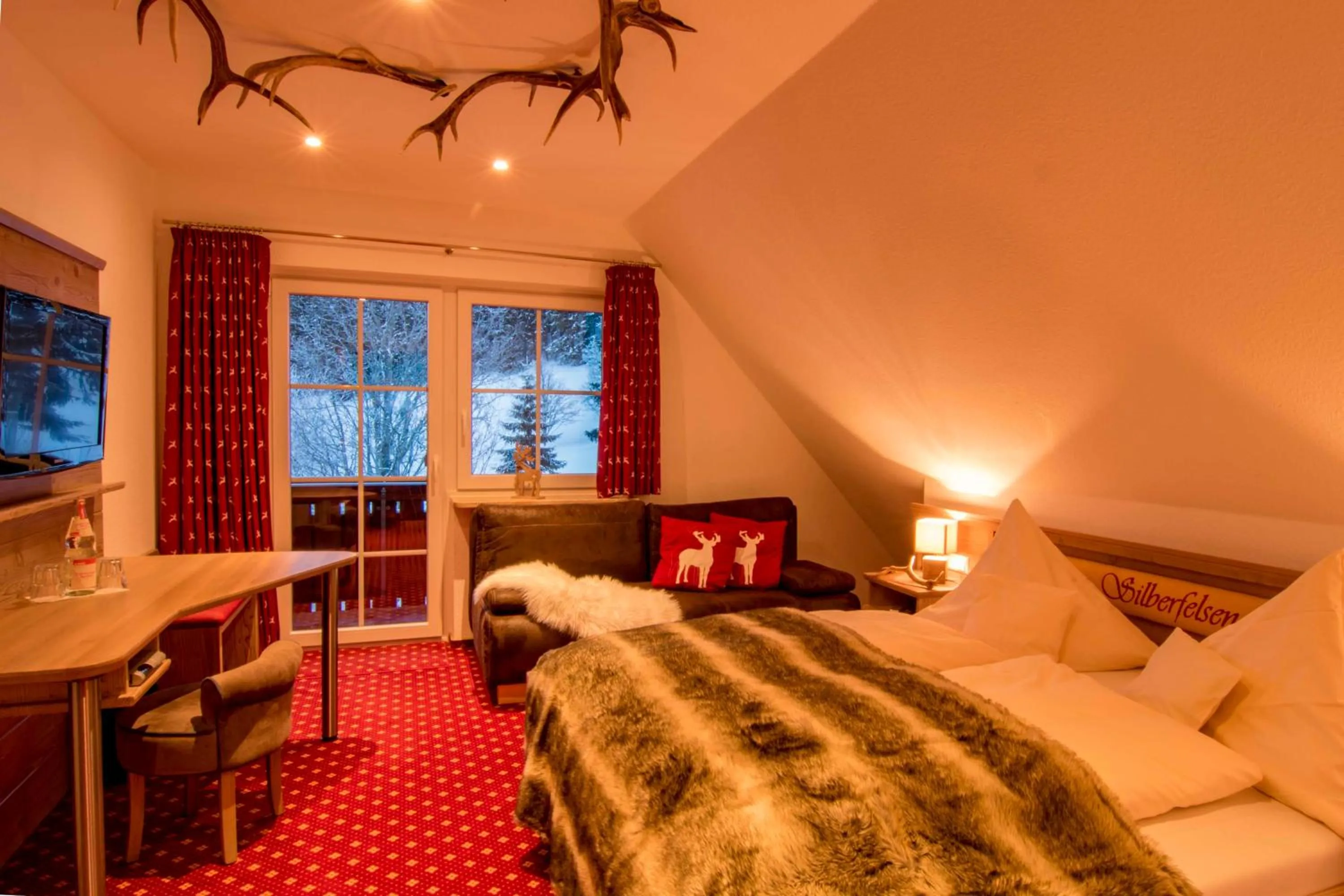 Shower, Bed in Hotel & Restaurant Grüner Baum - Die Grüne Oase Am Feldberg