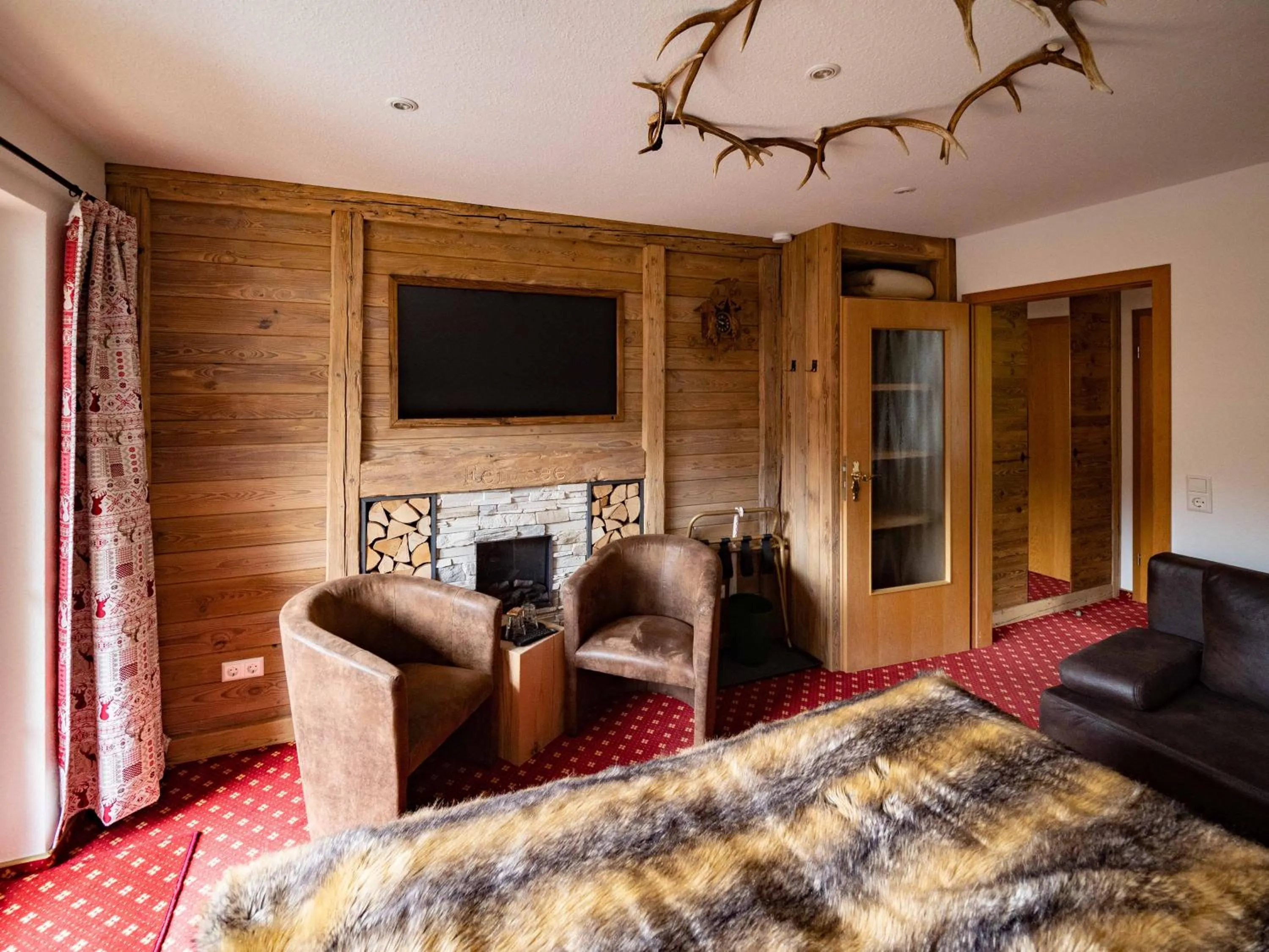 Photo of the whole room, Bed in Hotel & Restaurant Grüner Baum - Die Grüne Oase Am Feldberg