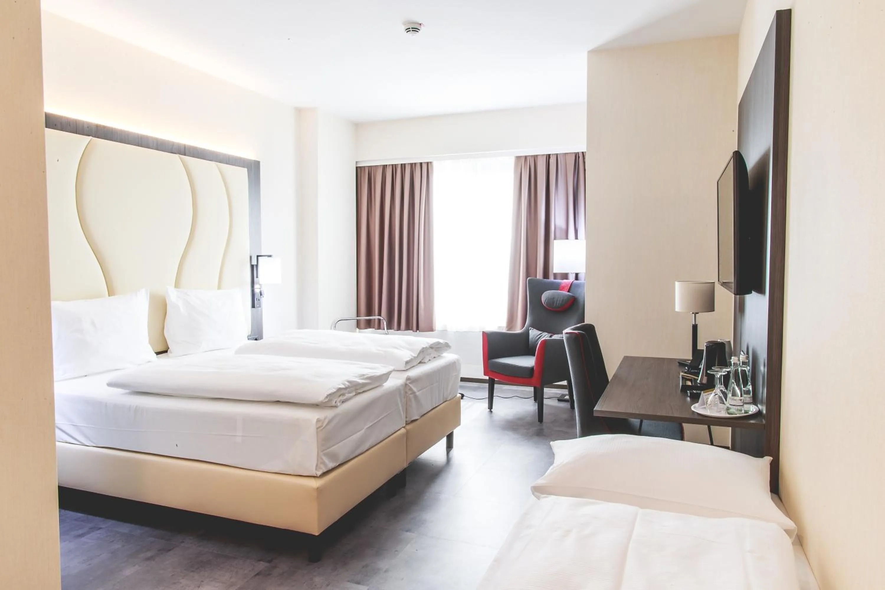 Photo of the whole room, Bed in Best Western Plaza Hotel Mannheim