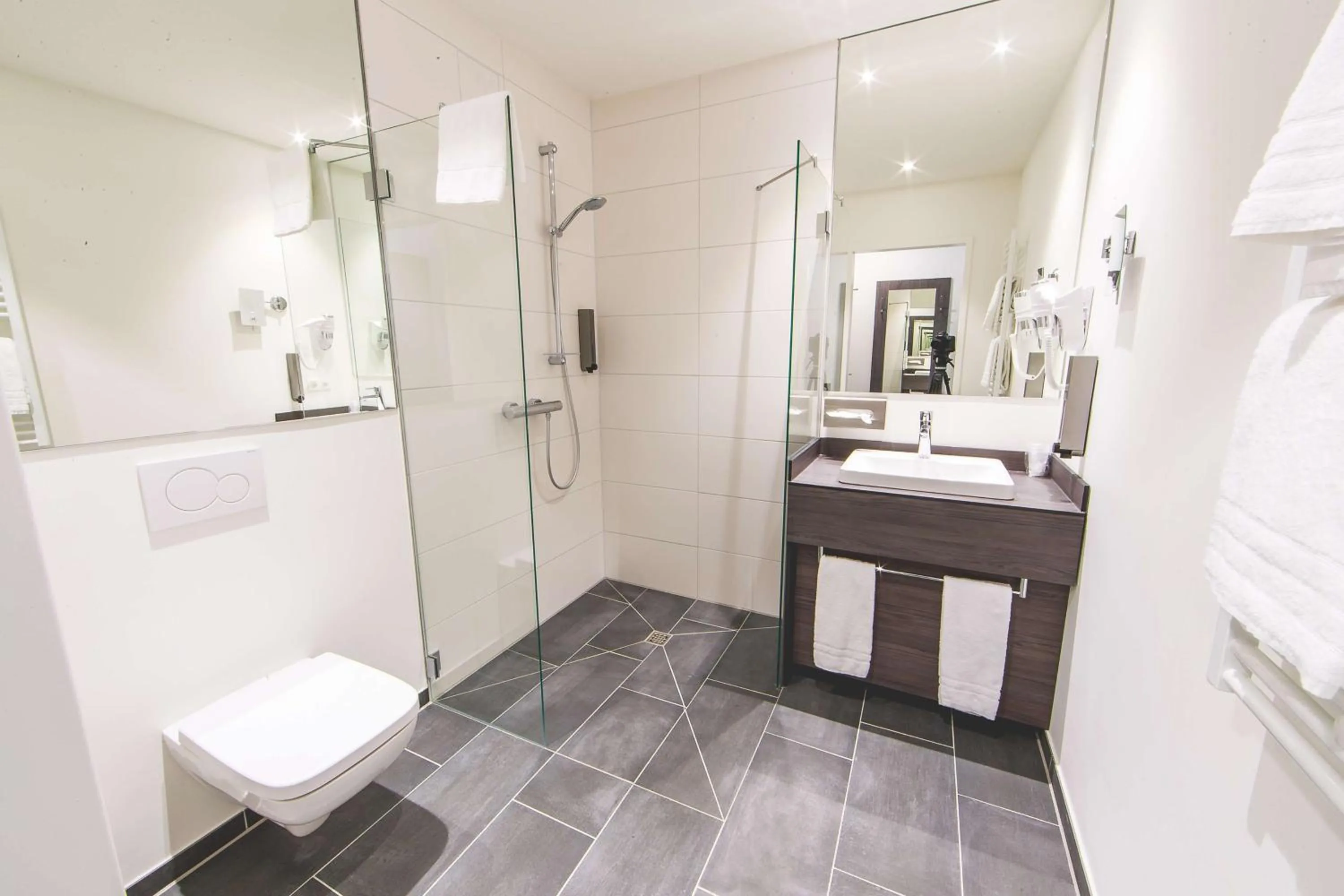 Bathroom in Best Western Plaza Hotel Mannheim