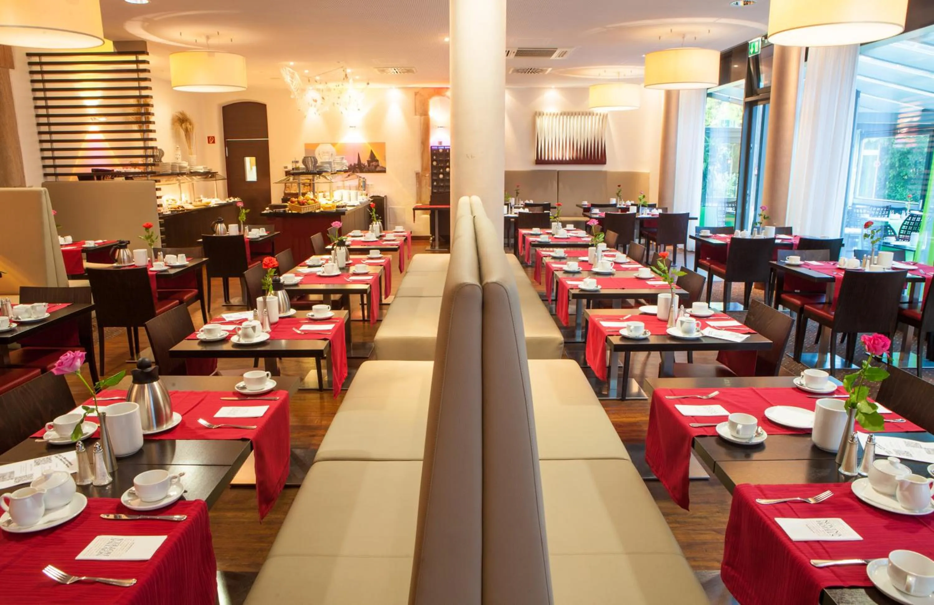 Restaurant/places to eat in Novina Hotel Tillypark