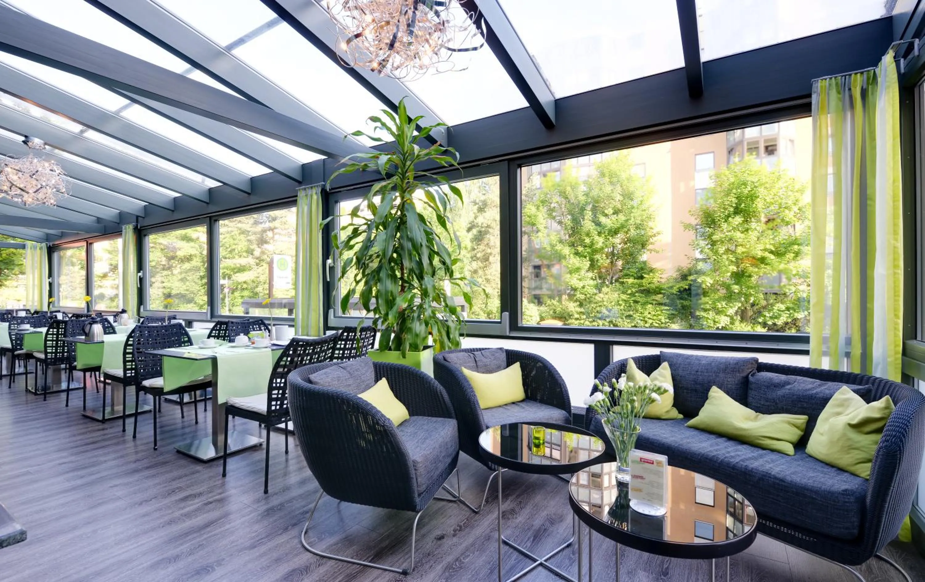 Restaurant/places to eat in Novina Hotel Tillypark