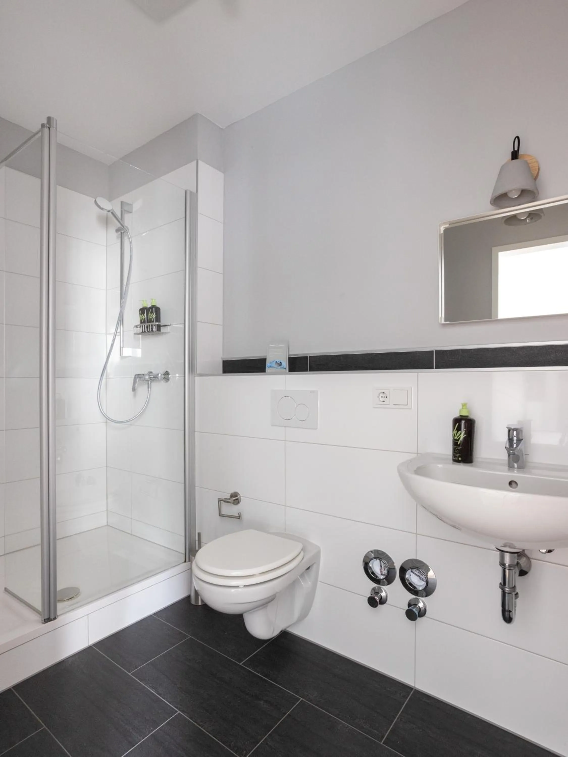 Shower in Limehome Aachen Vereinsstraße