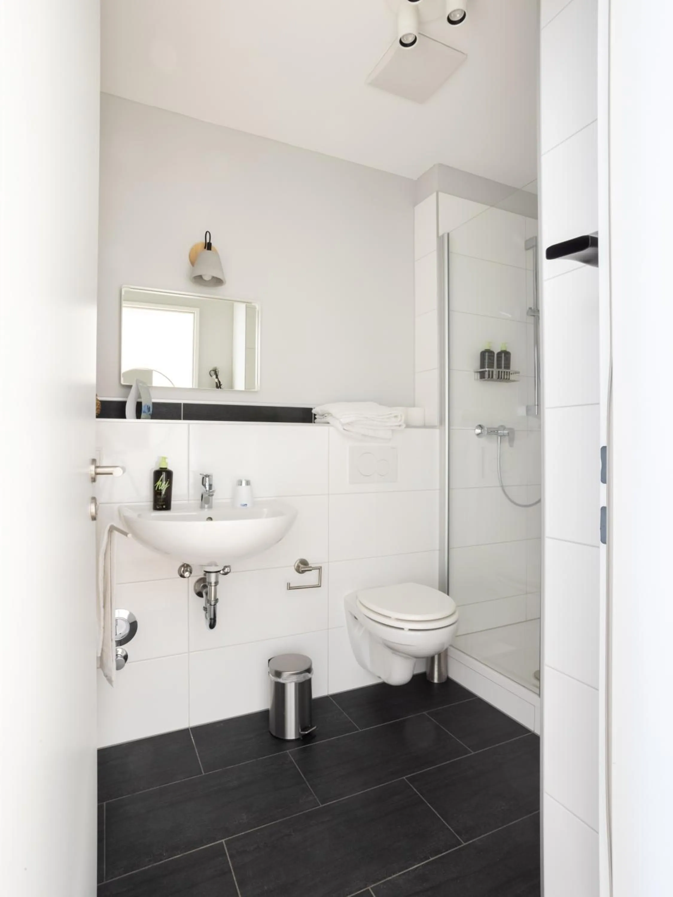 Shower in Limehome Aachen Vereinsstraße