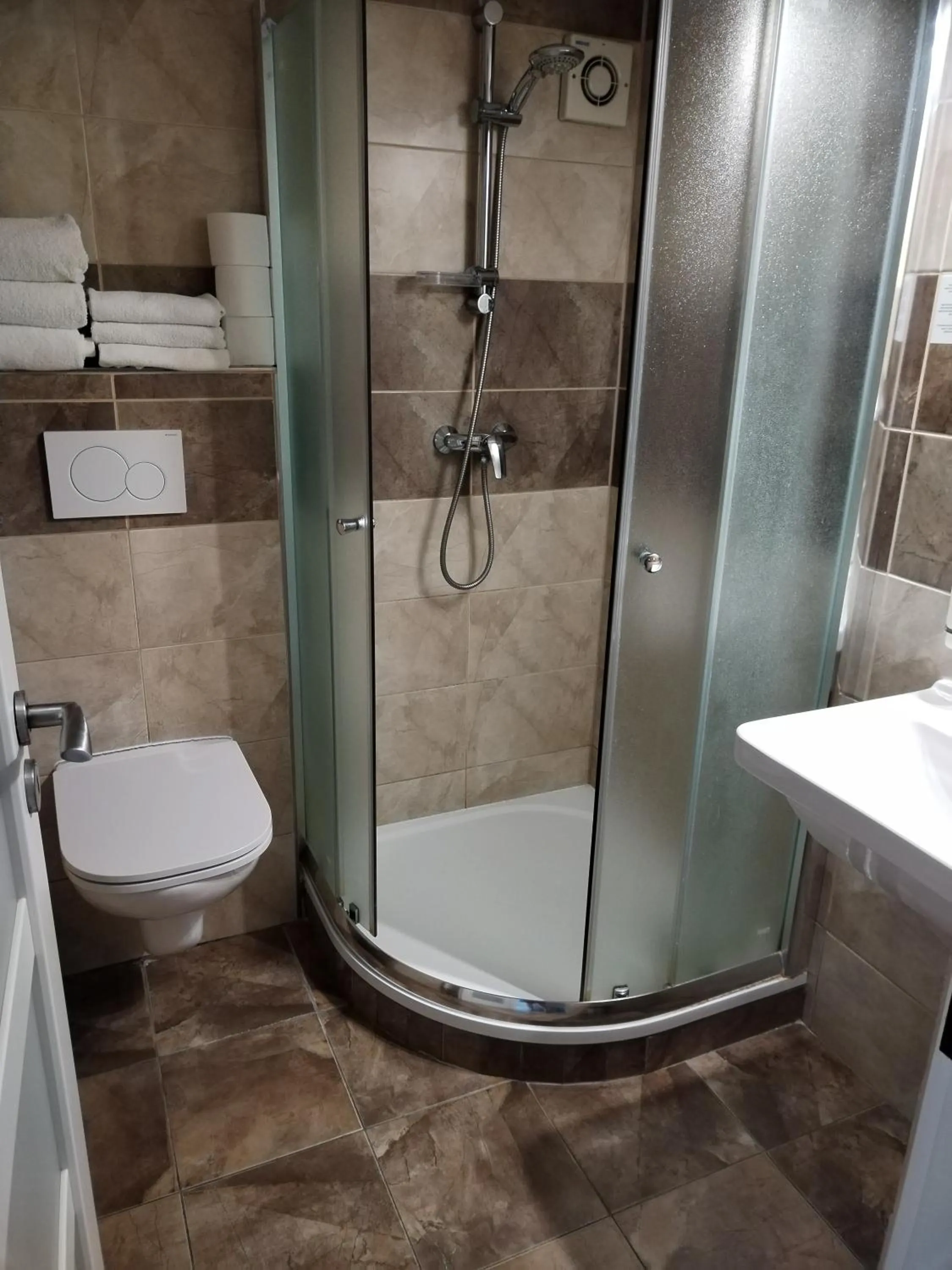 Shower in Hotel Na Baste