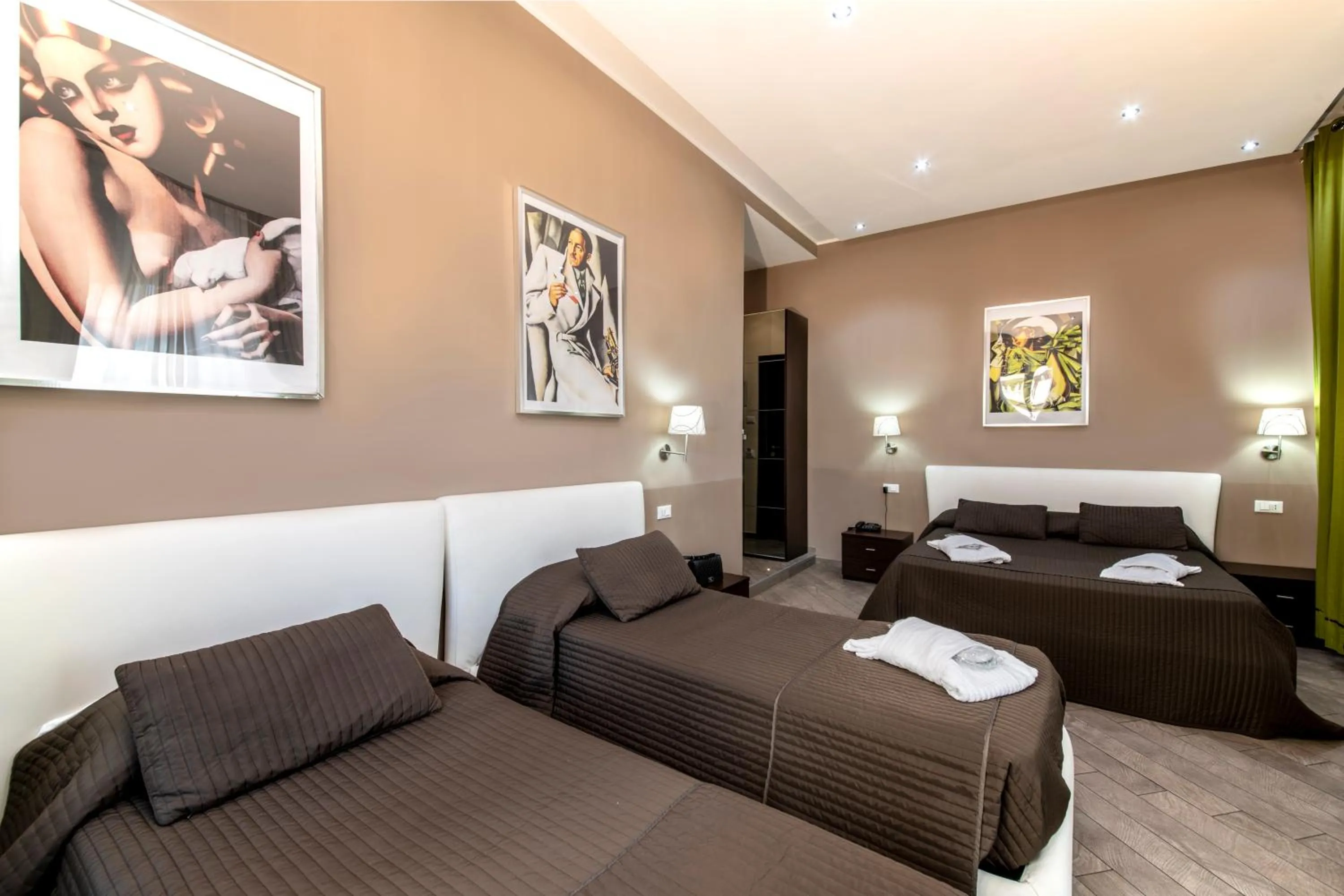 Bedroom, Bed in Rome Kings Suite