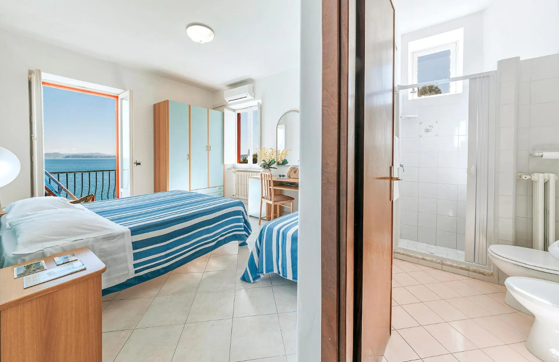 View (from property/room), Bed in Hotel Bagnitiello