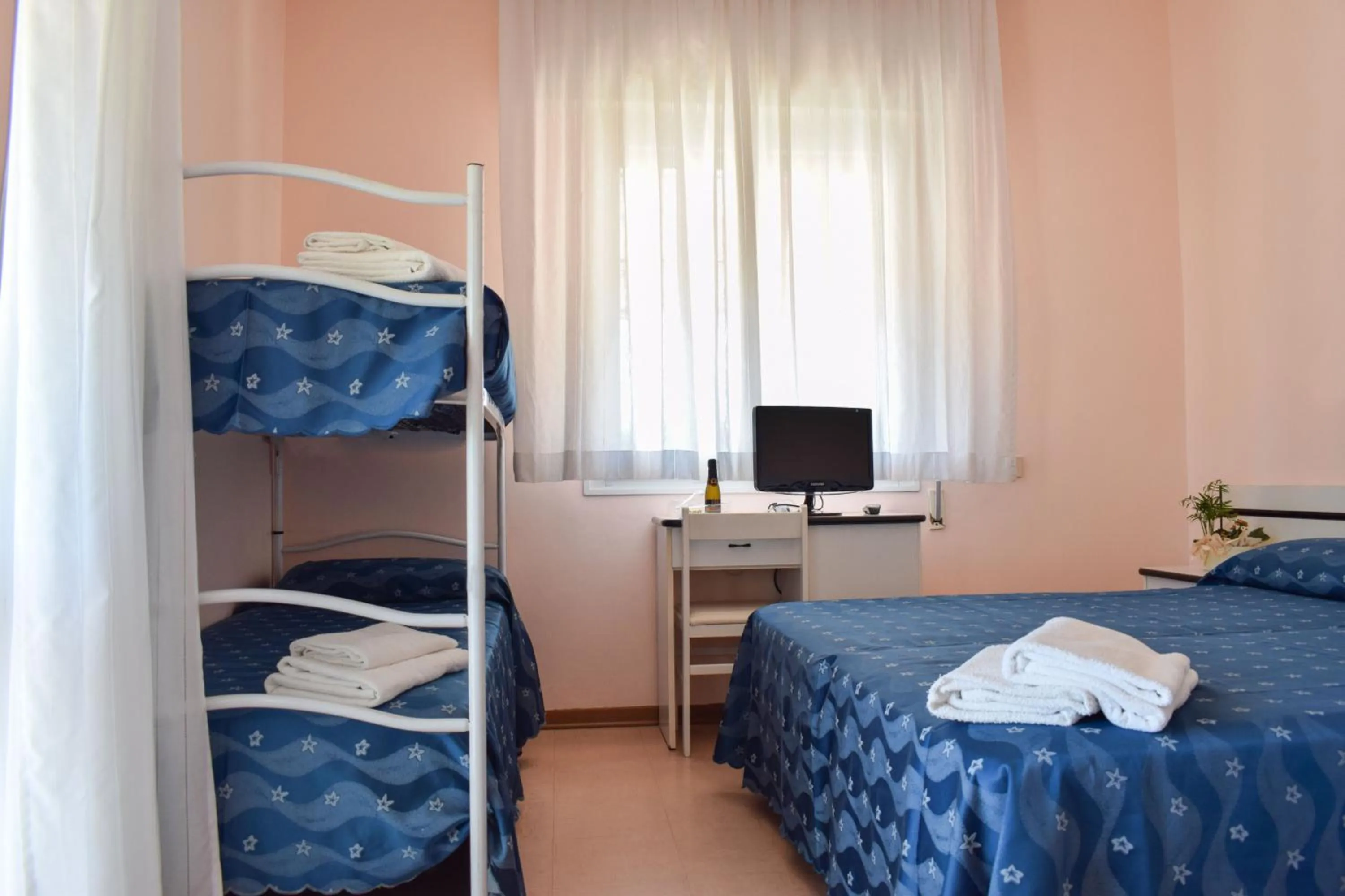 Bed in Hotel Ville De Paris