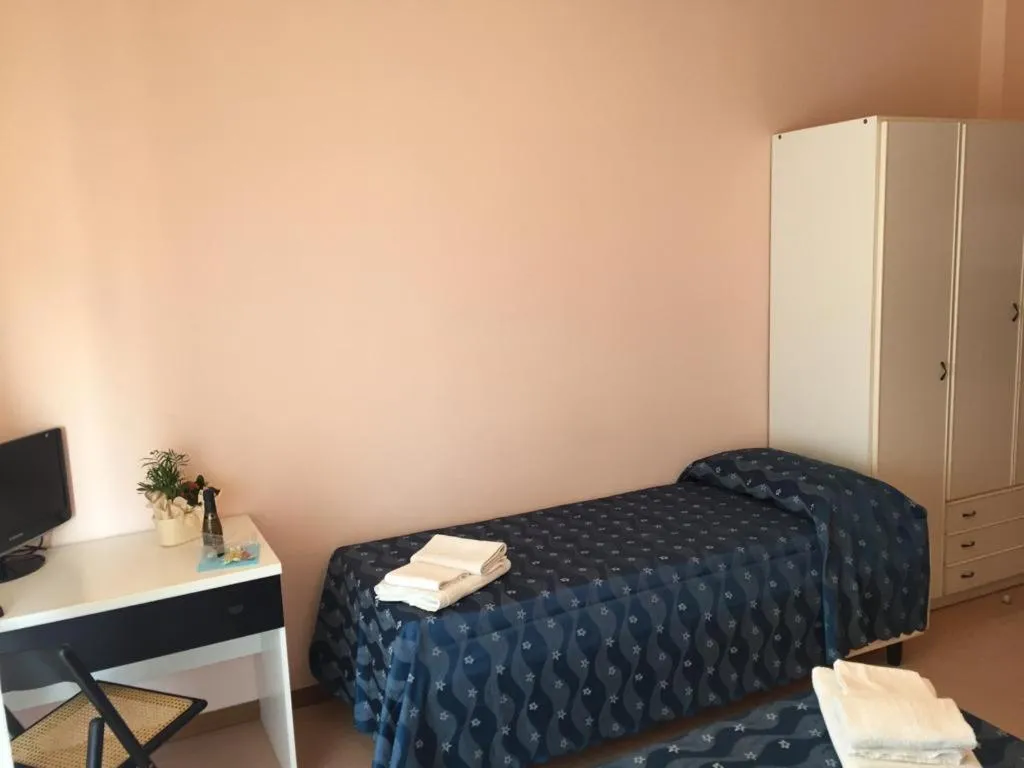 Bed in Hotel Ville De Paris