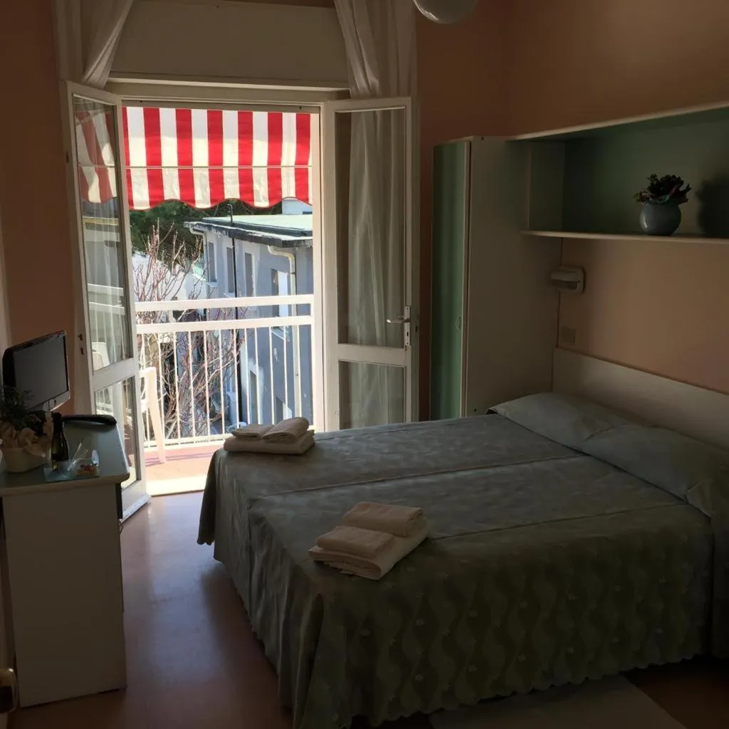 Property building, Bed in Hotel Ville De Paris